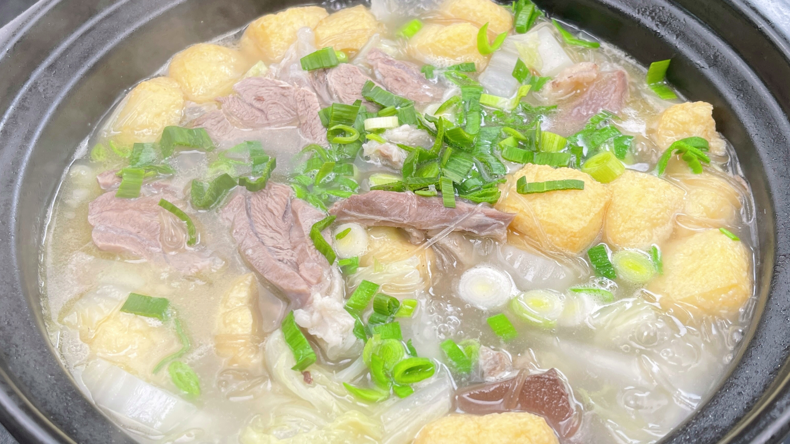 酒店30年大厨教你藏书羊肉汤做法,记住2诀窍,汤鲜肉香无膻味