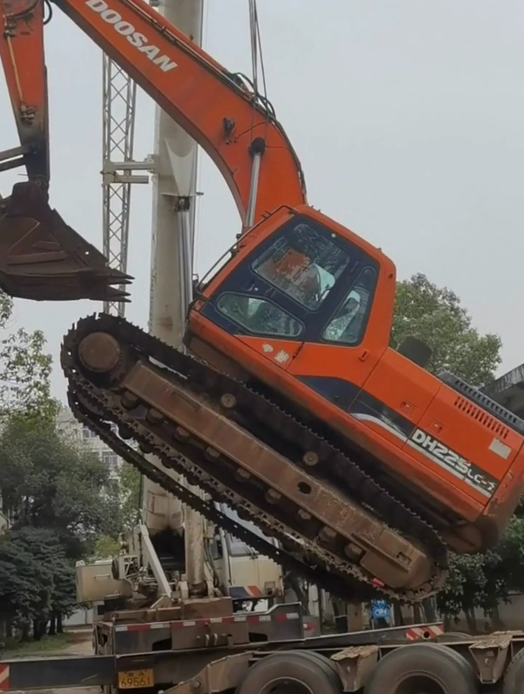 吊车师傅开工,没想到上来就是吊挖机,技术果然厉害