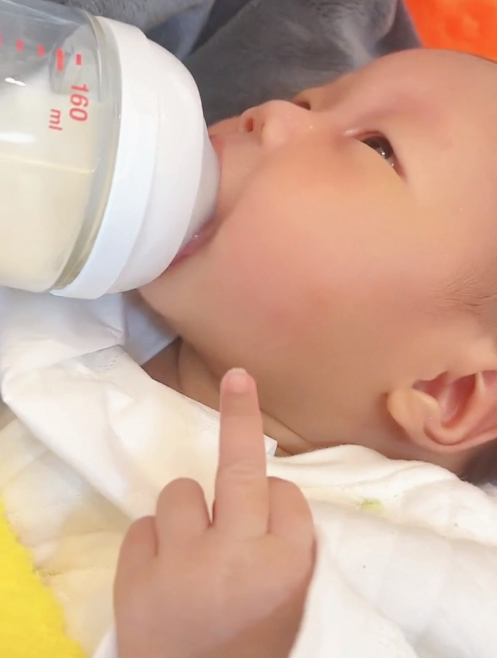 萌娃喝奶时左手竖着中指,年纪轻轻就懂得嘲讽-度小视