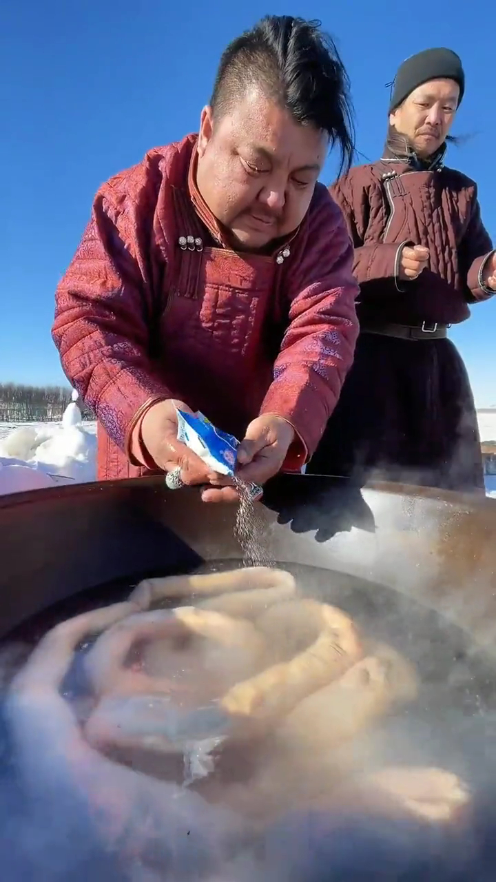恩克内蒙古最长的羊肉肠煮上满满一锅