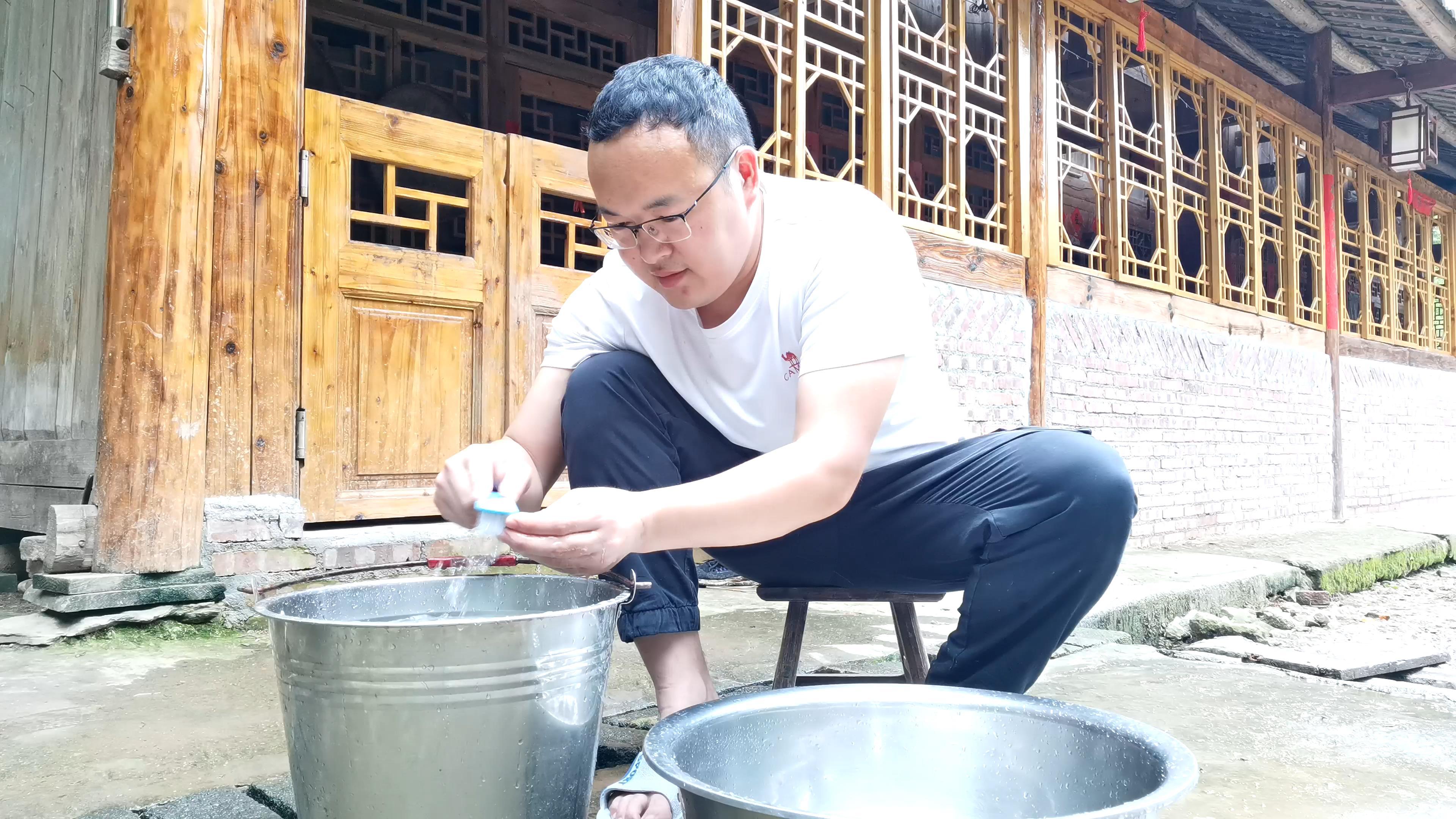 螺蛳养了两天,泥巴都吐干净了,煮一锅田螺汤吃