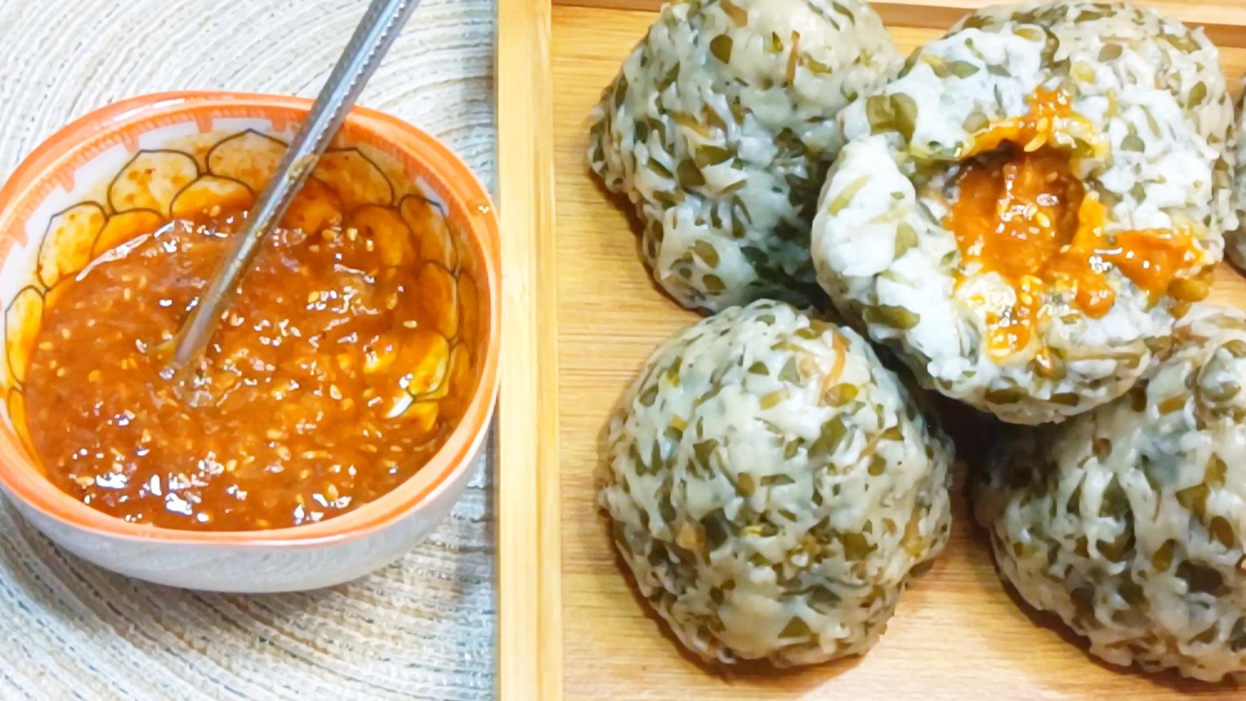 河南农家饭马蜂菜窝窝头,配上蘸汁特别好吃!