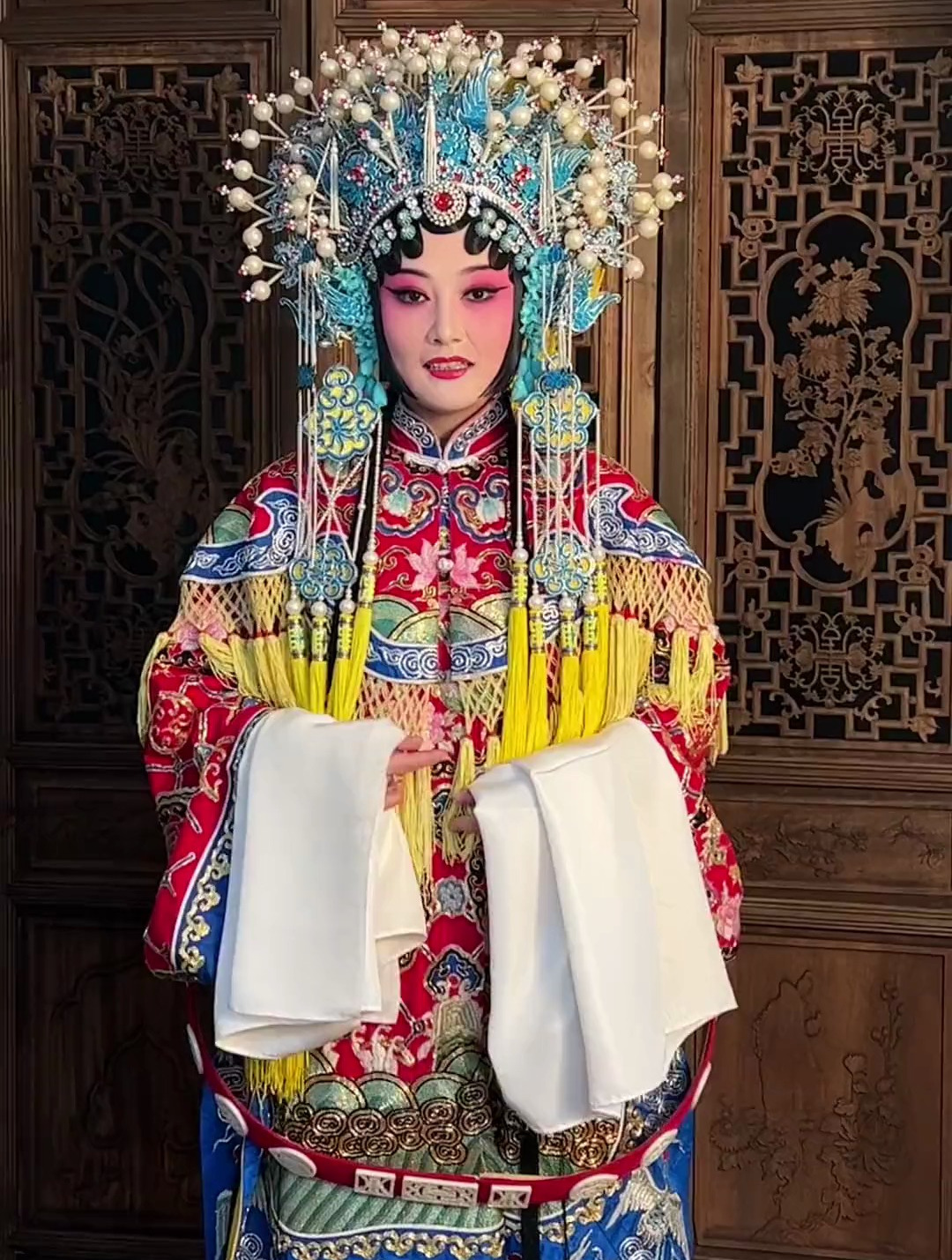 论惊艳还得是戏曲装扮,谁说咱年轻人不爱看戏谁能拒绝京剧的魅力