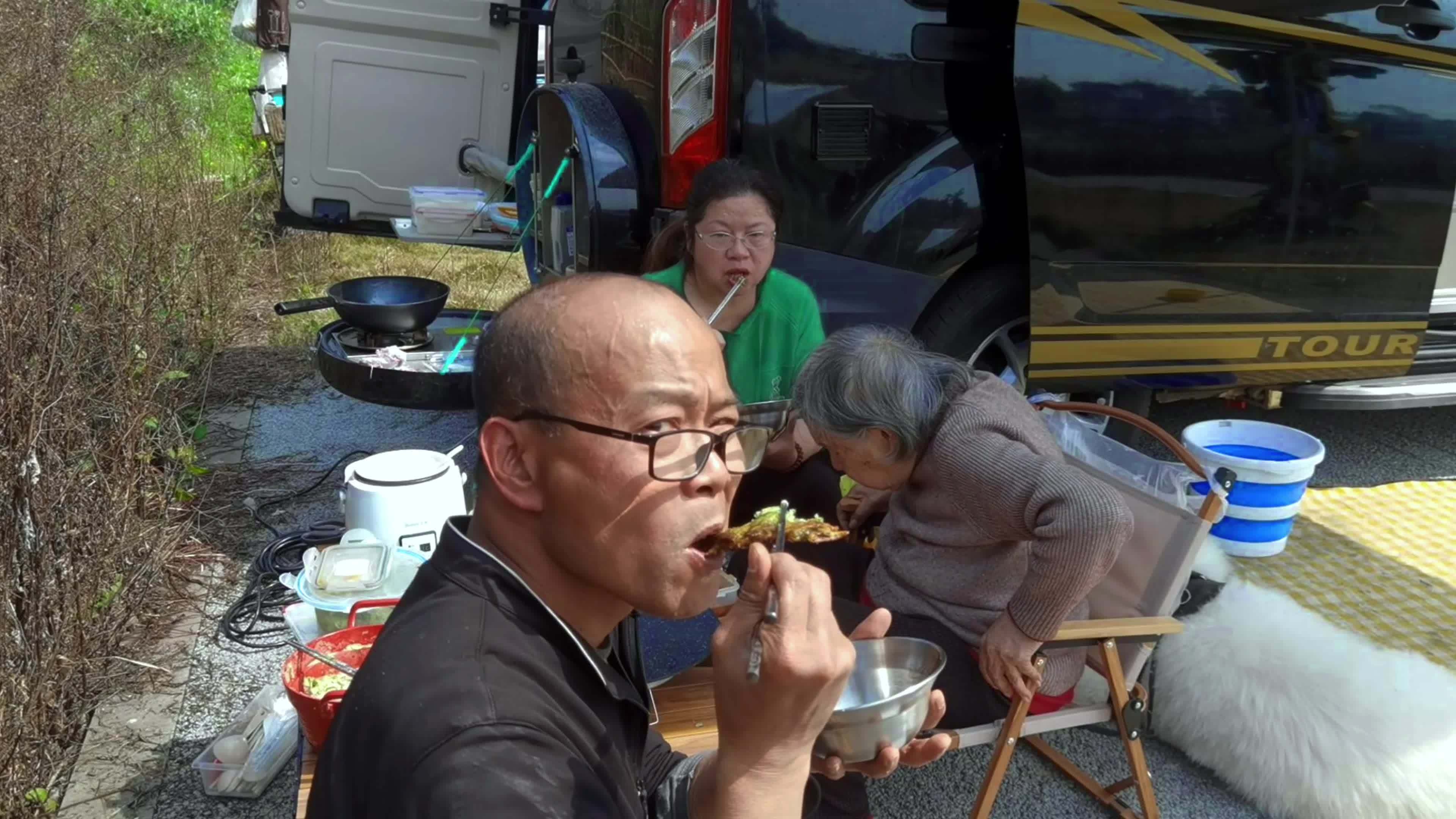 带上老妈去赏花,在花田里采野菜做粑粑,儿时的味道,太好吃了!