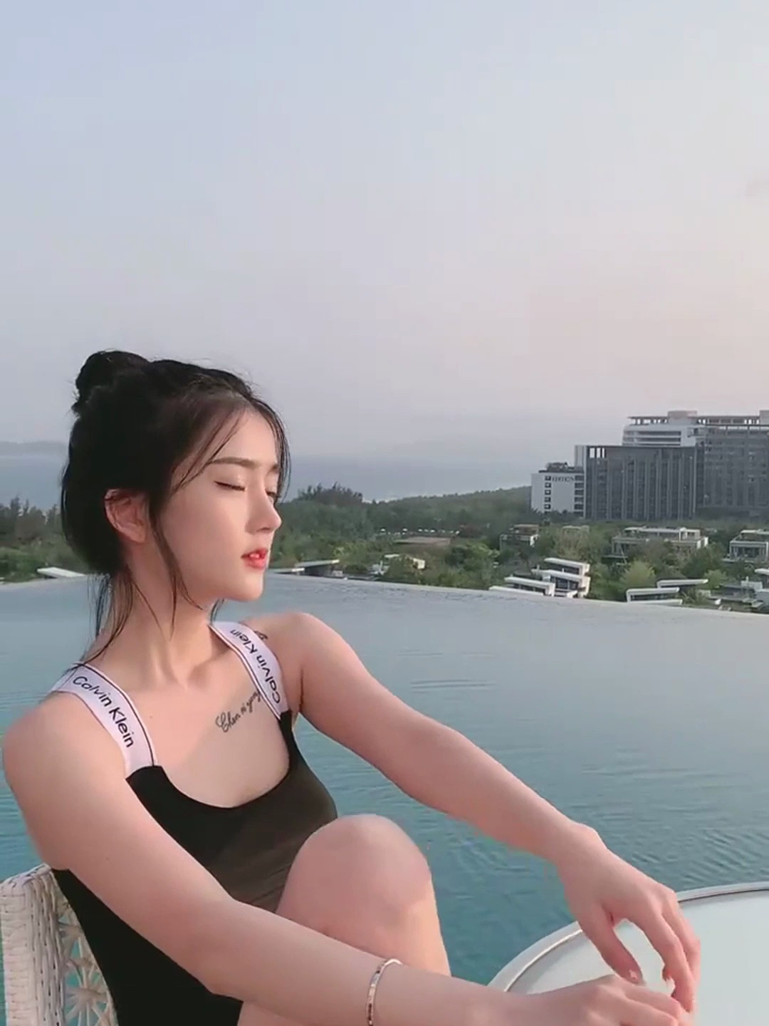 海边偶遇泳装小姐姐,看到她穿的这身比基尼,太吸引眼球了