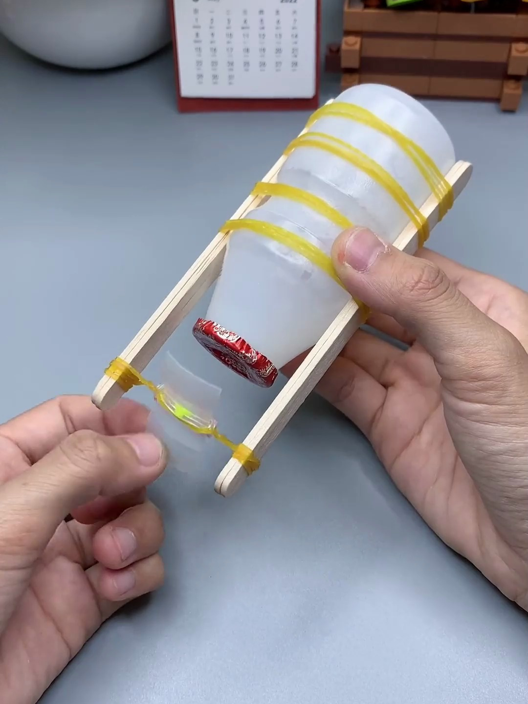 雪糕棒饮料瓶不要丢 简单几步做成皮筋动力小船 太好玩了