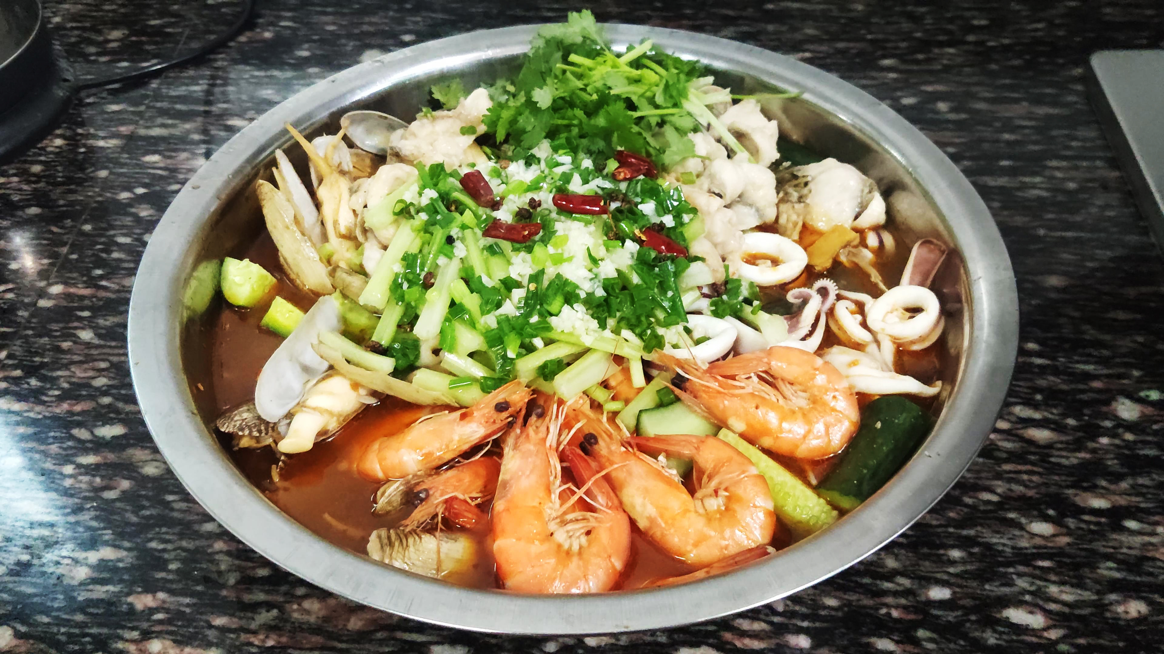 小伙按网上的方法做“水煮五鲜”,150元海鲜煮这一大盆,贵吗?