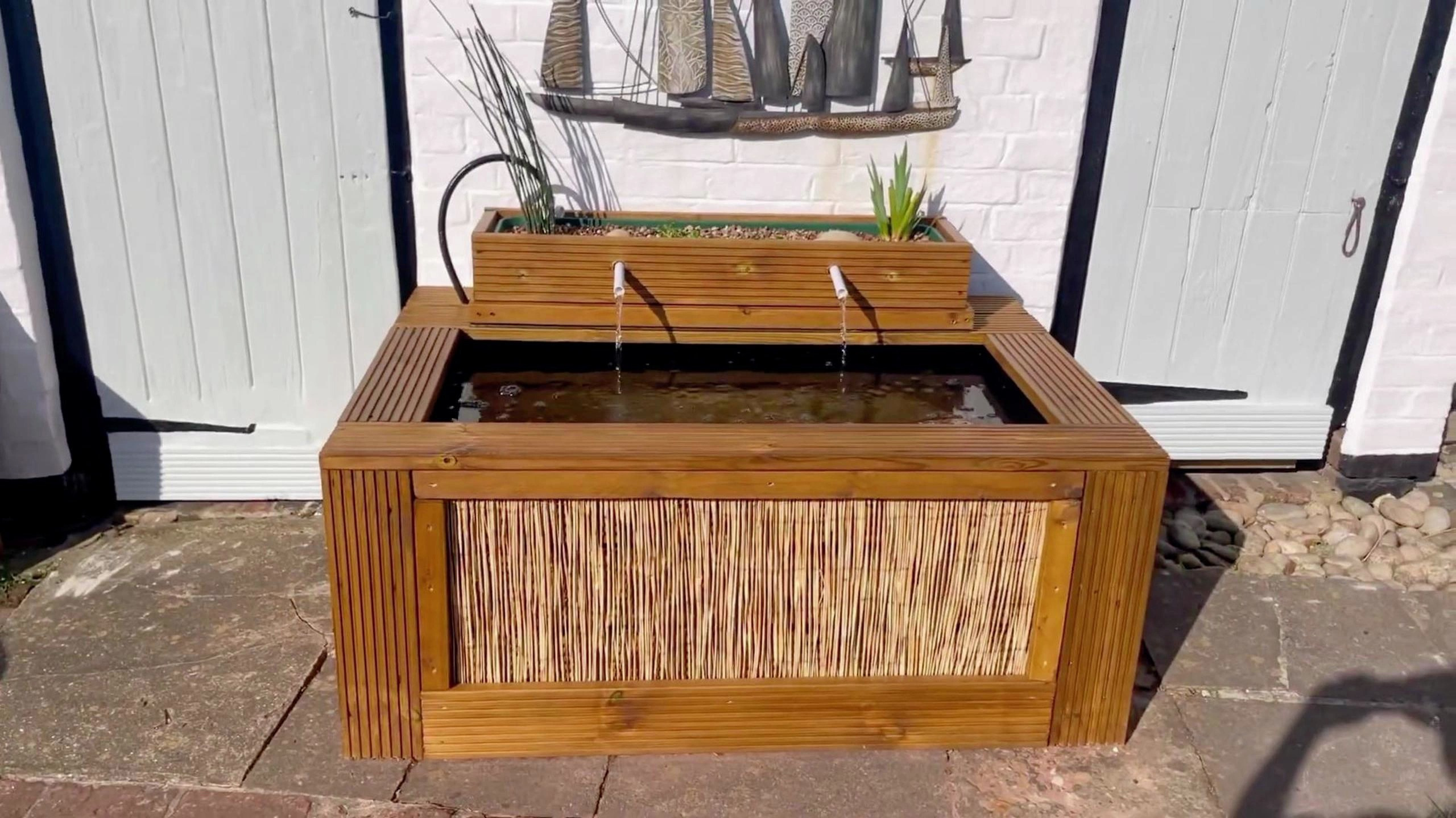 院子里打造了一个非常精美的小鱼池,就是不知道能用多久