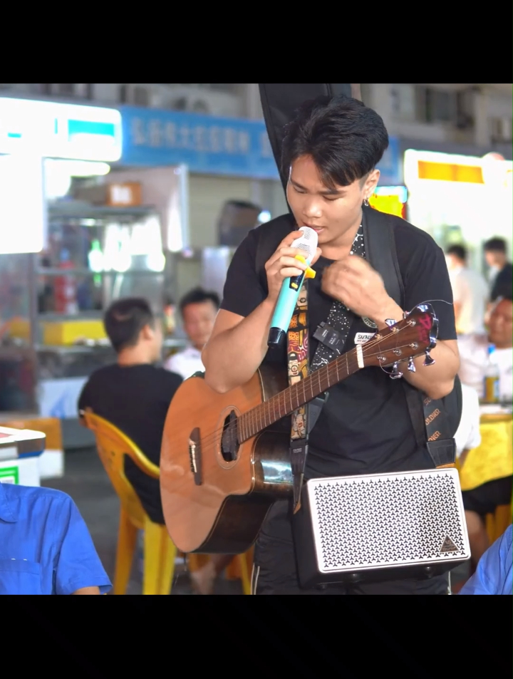 大排档来了位卖唱小哥,一首望乡太好听了-度小视