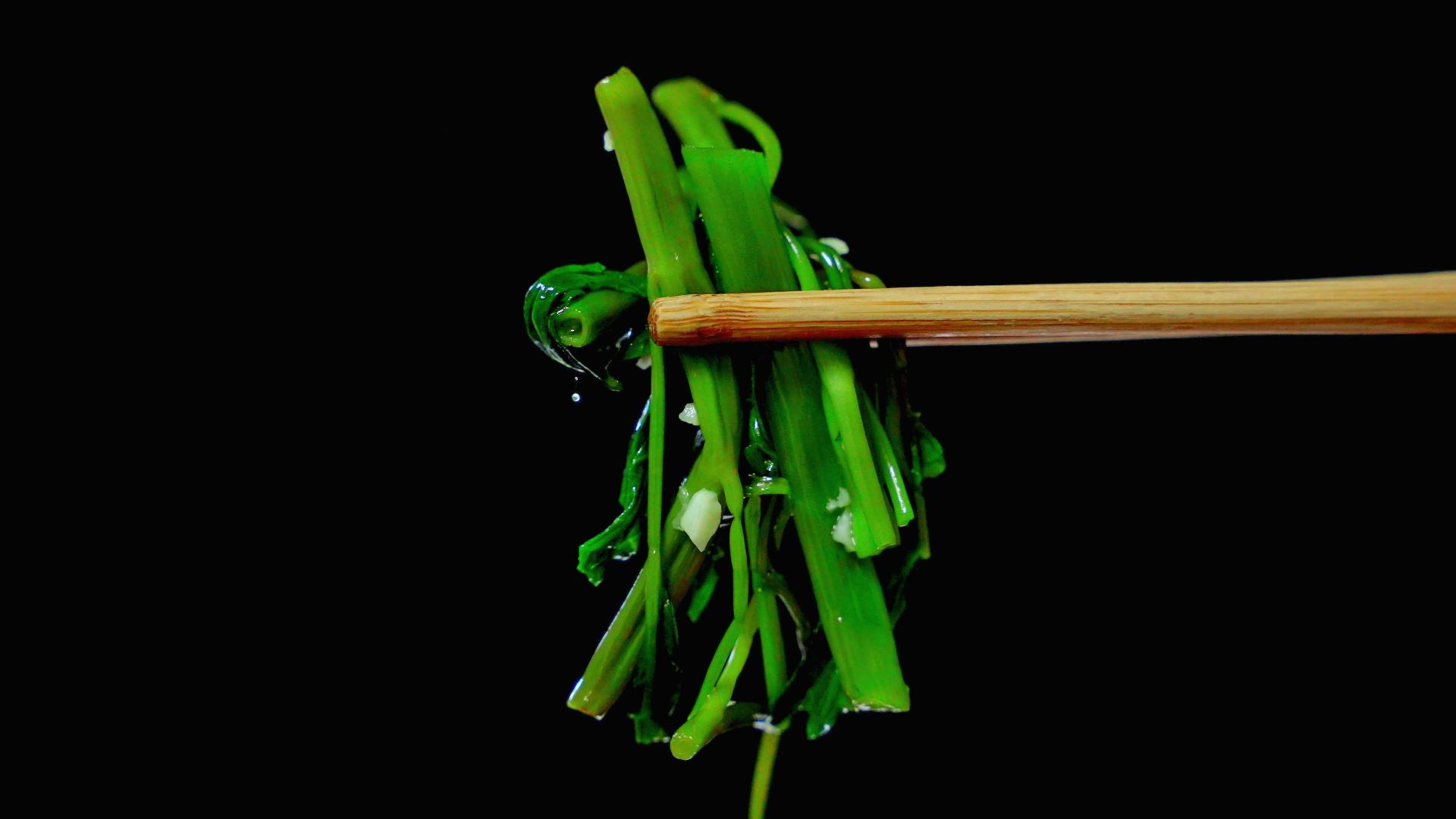 为什么你炒空心菜发黑又发黄?教你星级饭店大厨做法,翠绿又清爽