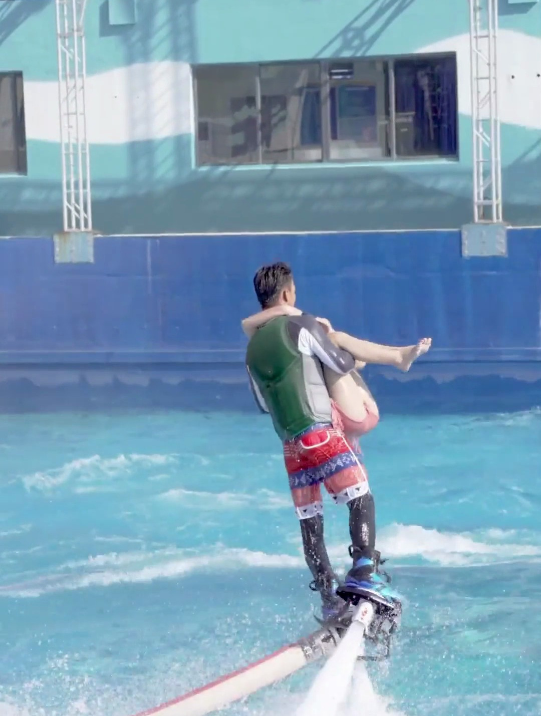 教练水上飞人公主抱美女小姐姐,太浪漫了