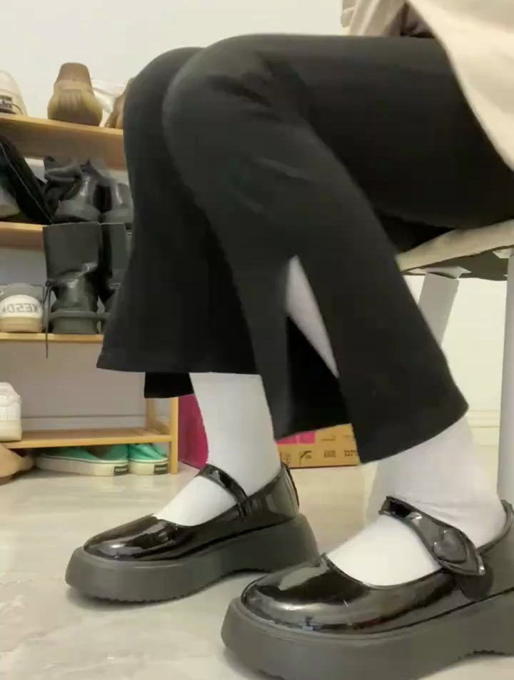 黑色小皮鞋搭配白袜子堪称经典