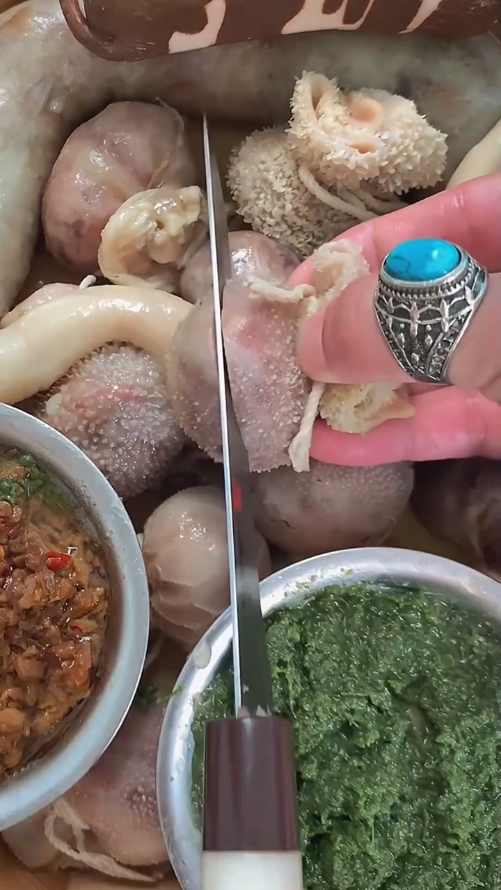 肚包肉终于熟了,恩克迫不及待,赶紧入桌大吃特吃!