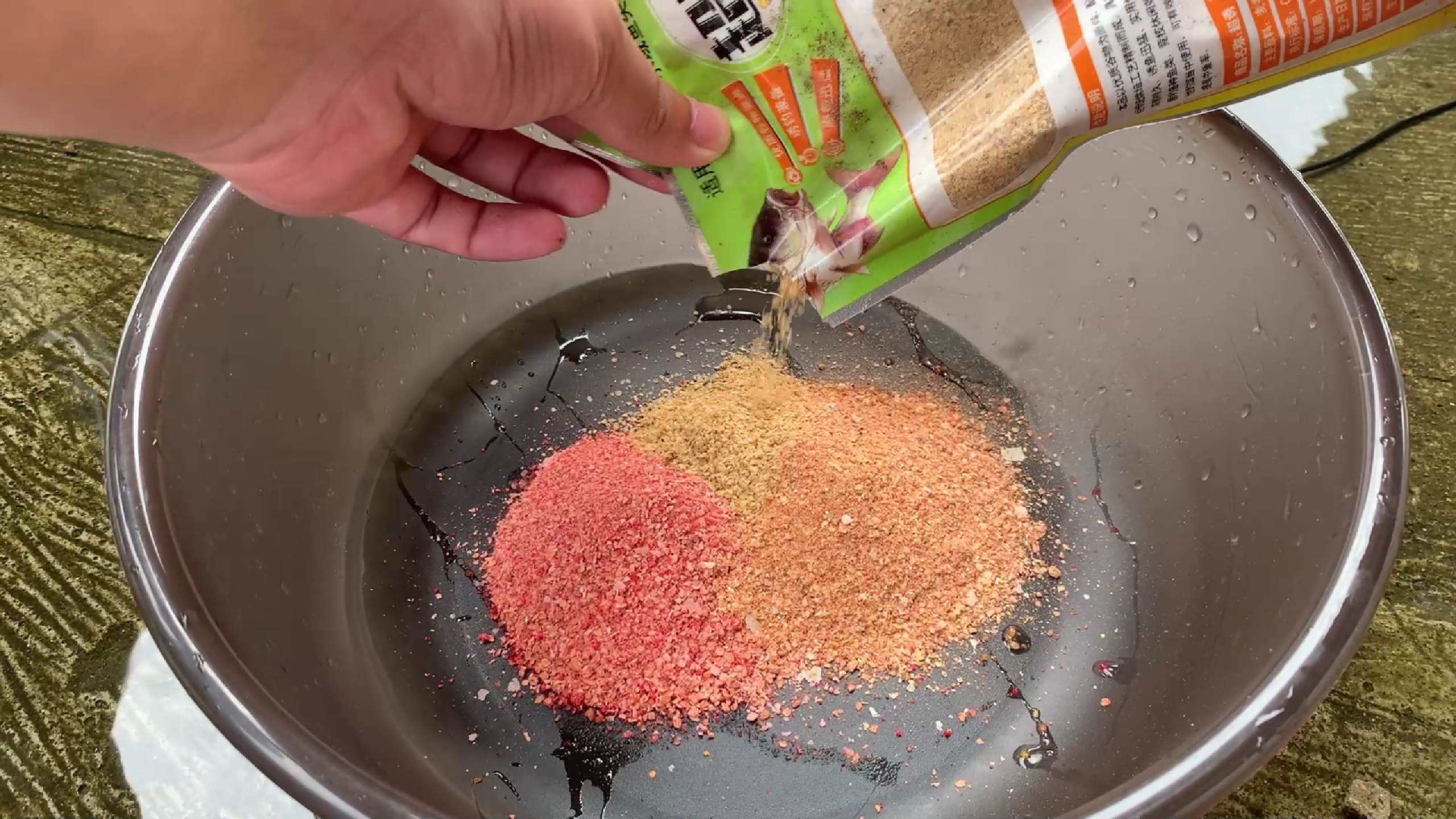 分享一款经典的饵料配方,鲫鲤通杀,好不好用看水下测试!