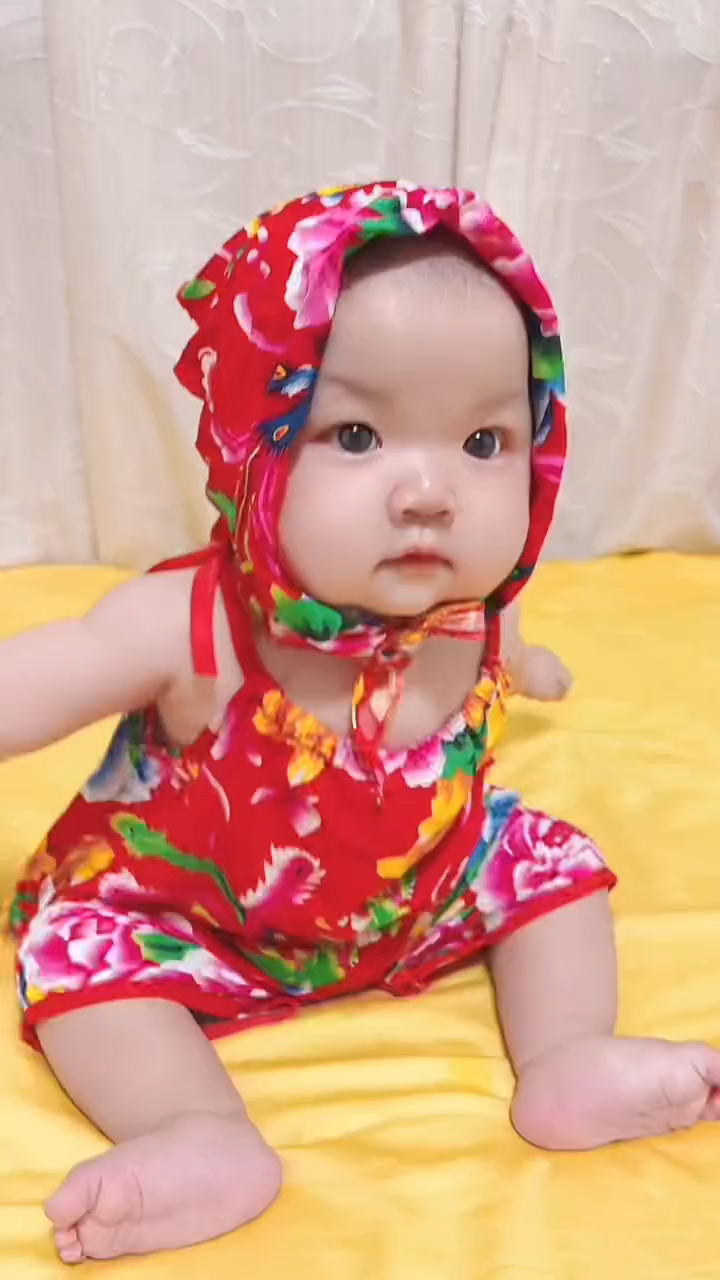 闺女六个多月了,小丫头会翻身又会坐,这可爱小模样简直萌翻了!