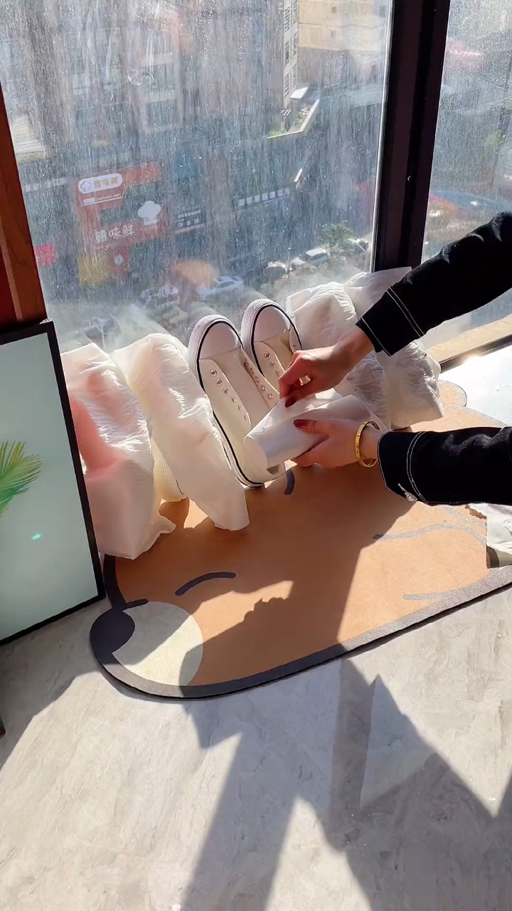 洗完的小白鞋子不要用纸包了,用这种专用的晒鞋袋