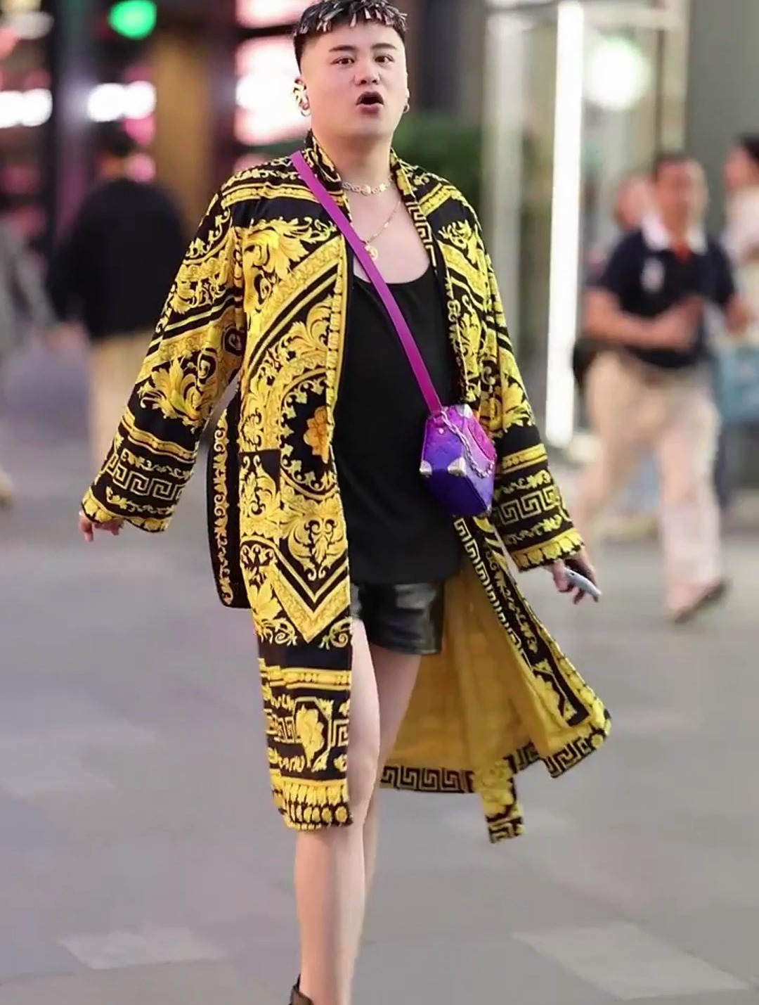 小哥哥打扮很前卫啊也很自信加油做自己