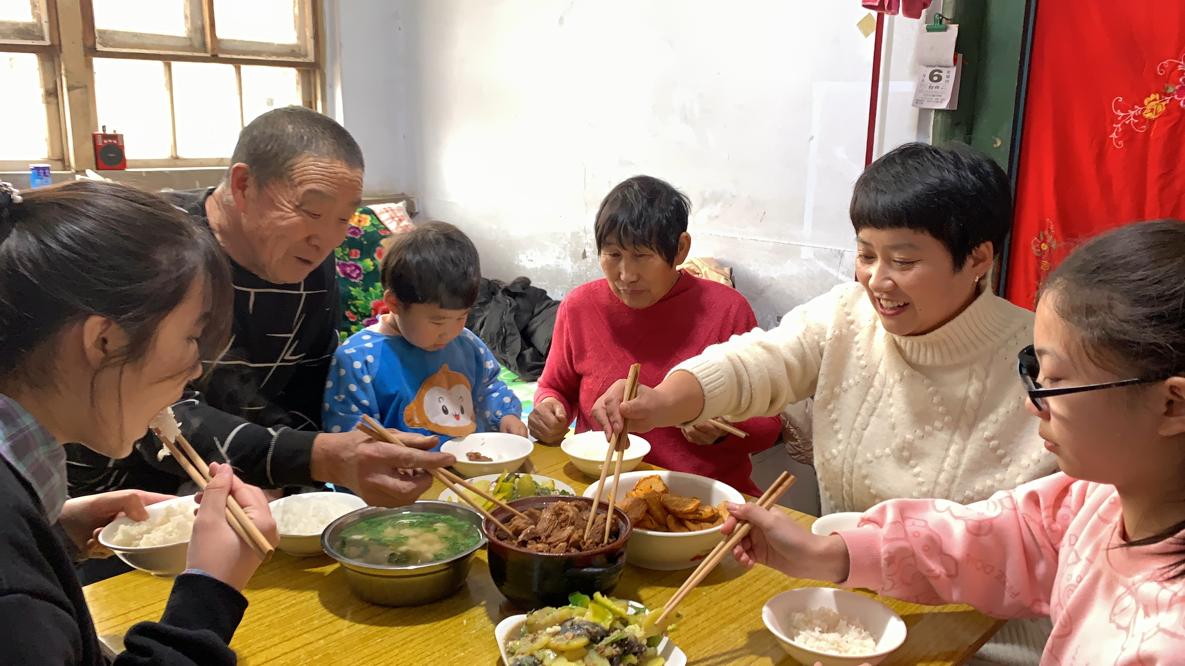 今天午饭好丰盛,砂锅炖肉,二姨拿来炸薯片,汆丸子,吃嗨了