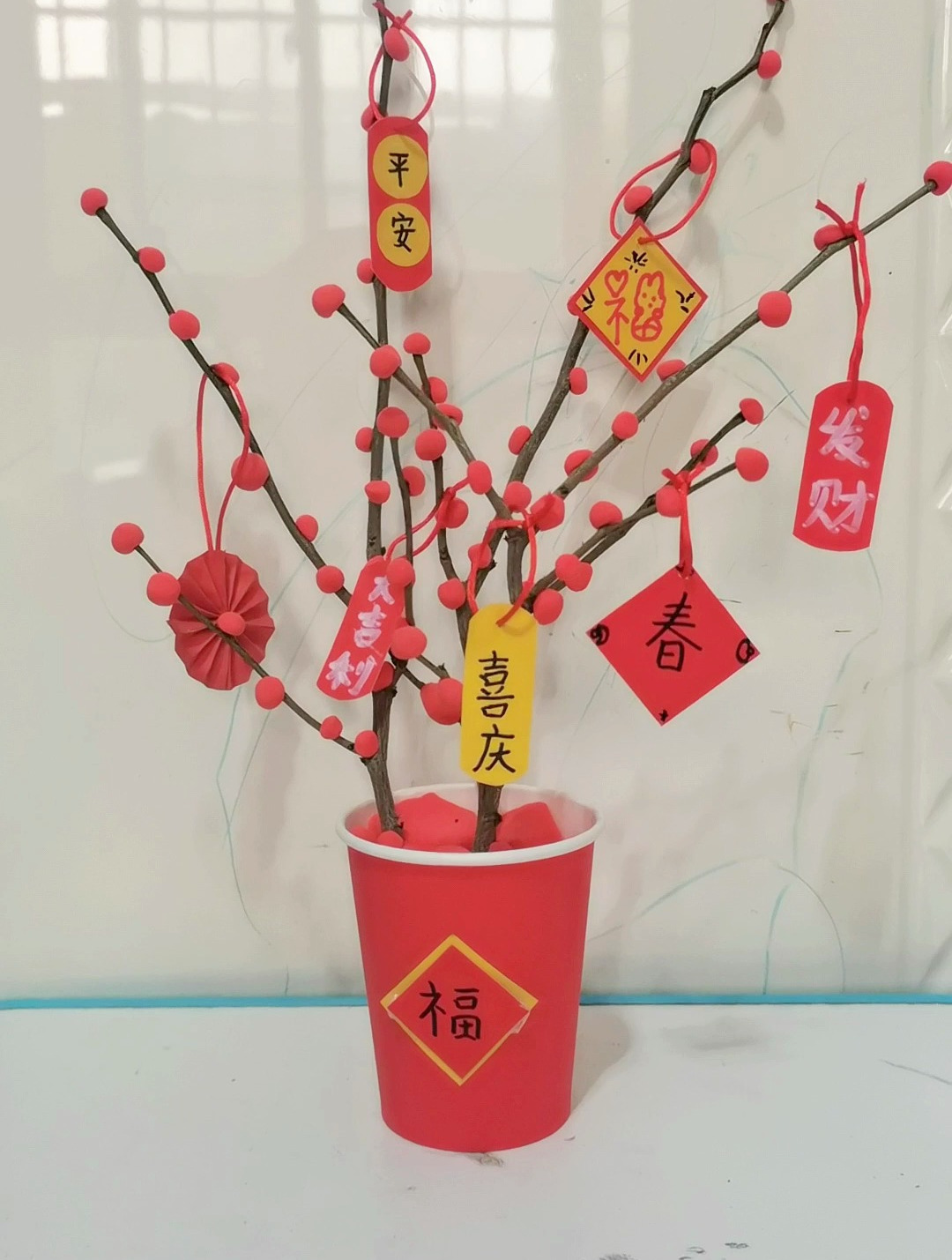 快过年了,带孩子用干树枝和黏土diy制作漂亮的年宵花啦