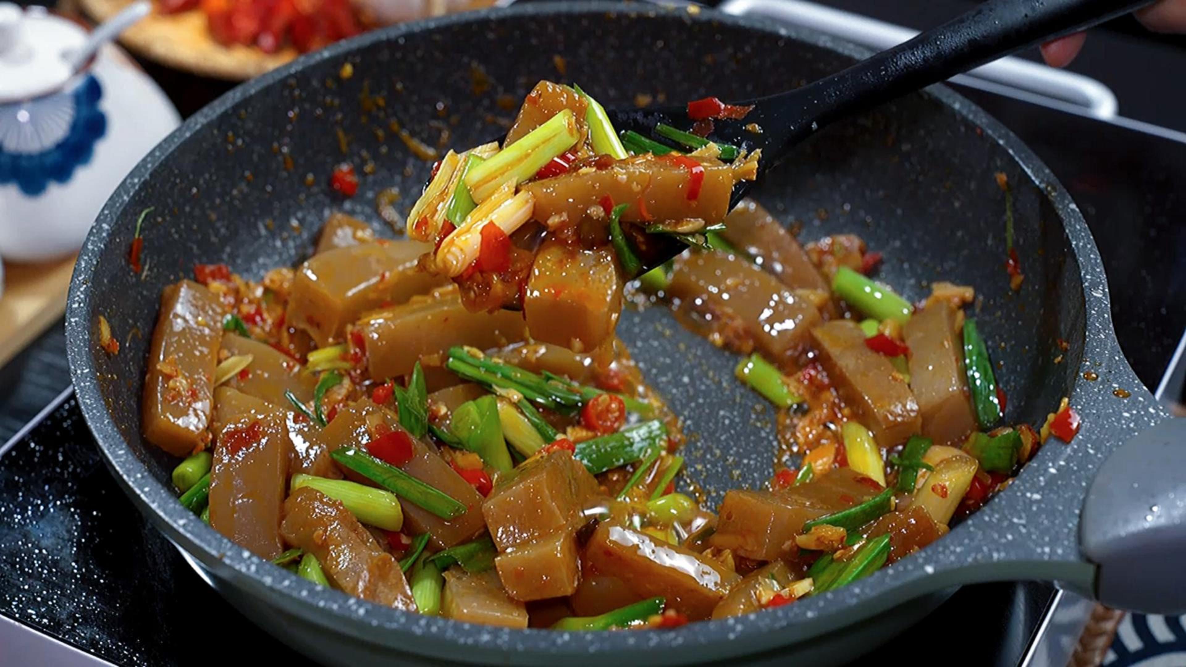 魔芋炒蒜苗,素菜都能当肉吃,口感相似