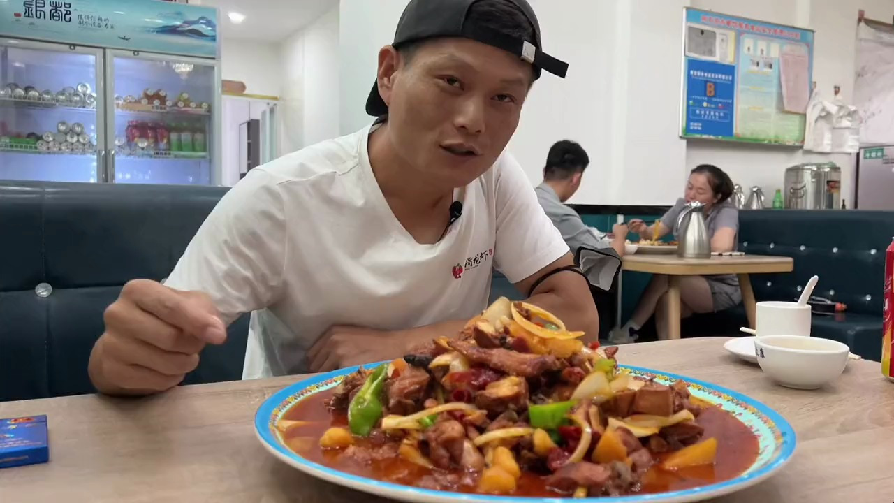 第一次见大盘和中盘相差十块的大盘鸡,如果是你选择吃哪个?