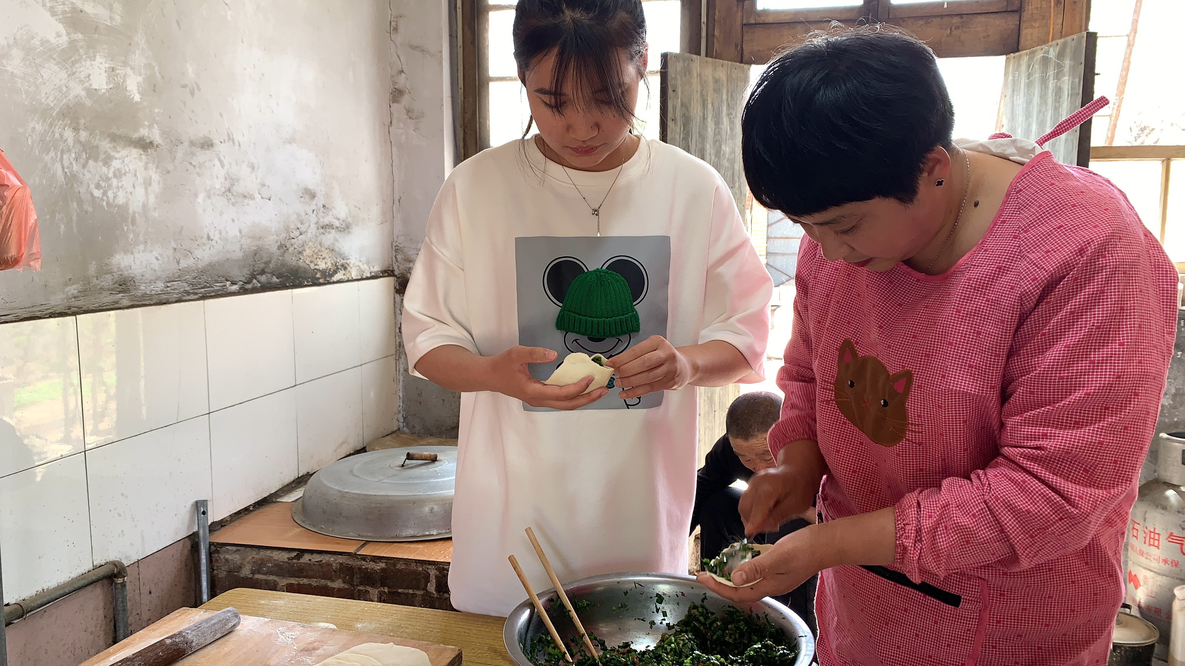 看我做的啥馅大蒸饺？皮薄馅大，一咬出汤，老公吃得满头冒汗