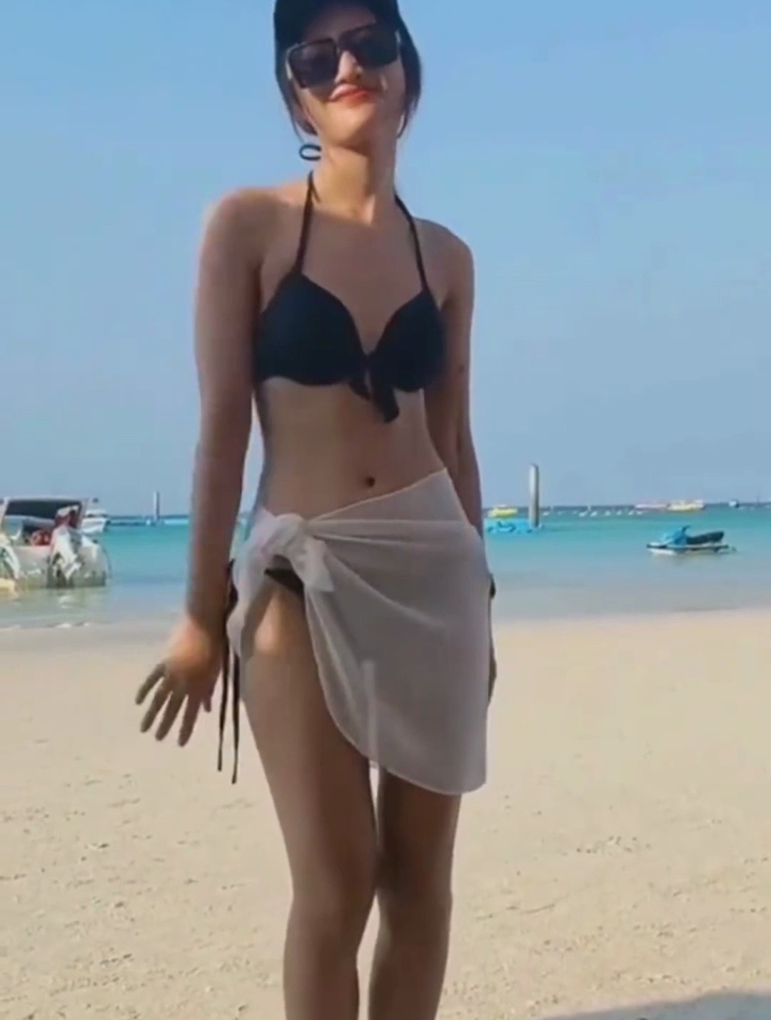 美女穿比基尼在沙滩奔跑,劲显身材美女