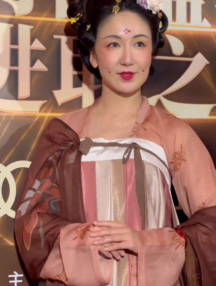 娄艺潇唐装造型走红毯,娄艺潇说得真好,国潮才是潮