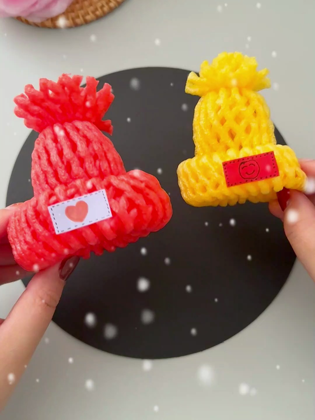 天气变冷了,来用水果网做一顶可爱的小帽子吧,简单又好看!