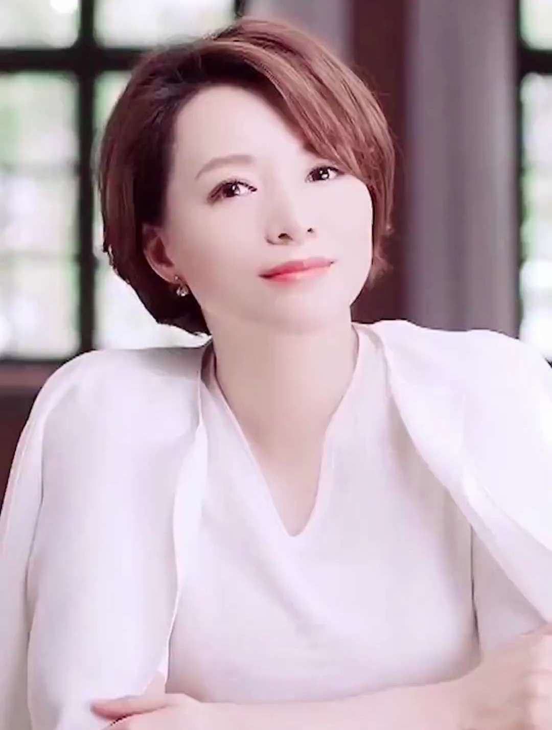 董卿 完美地诠释了"腹有诗书气自华" 知性美
