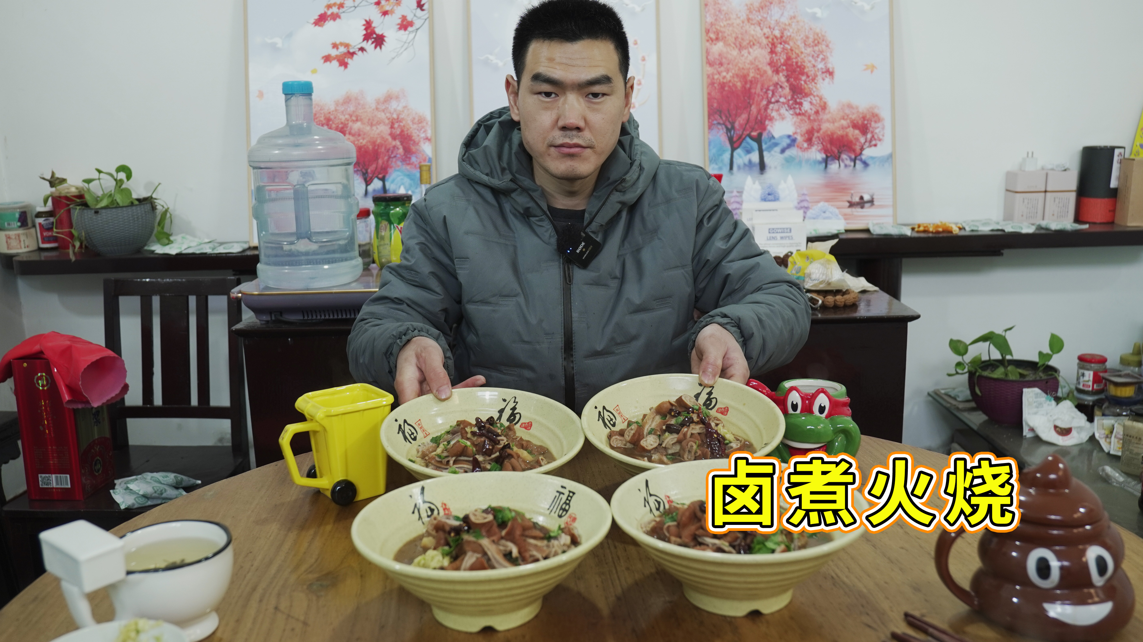 大冷天阿远做卤煮火烧,猪肚、猪肺、大肠卤一锅,配上火烧真地道