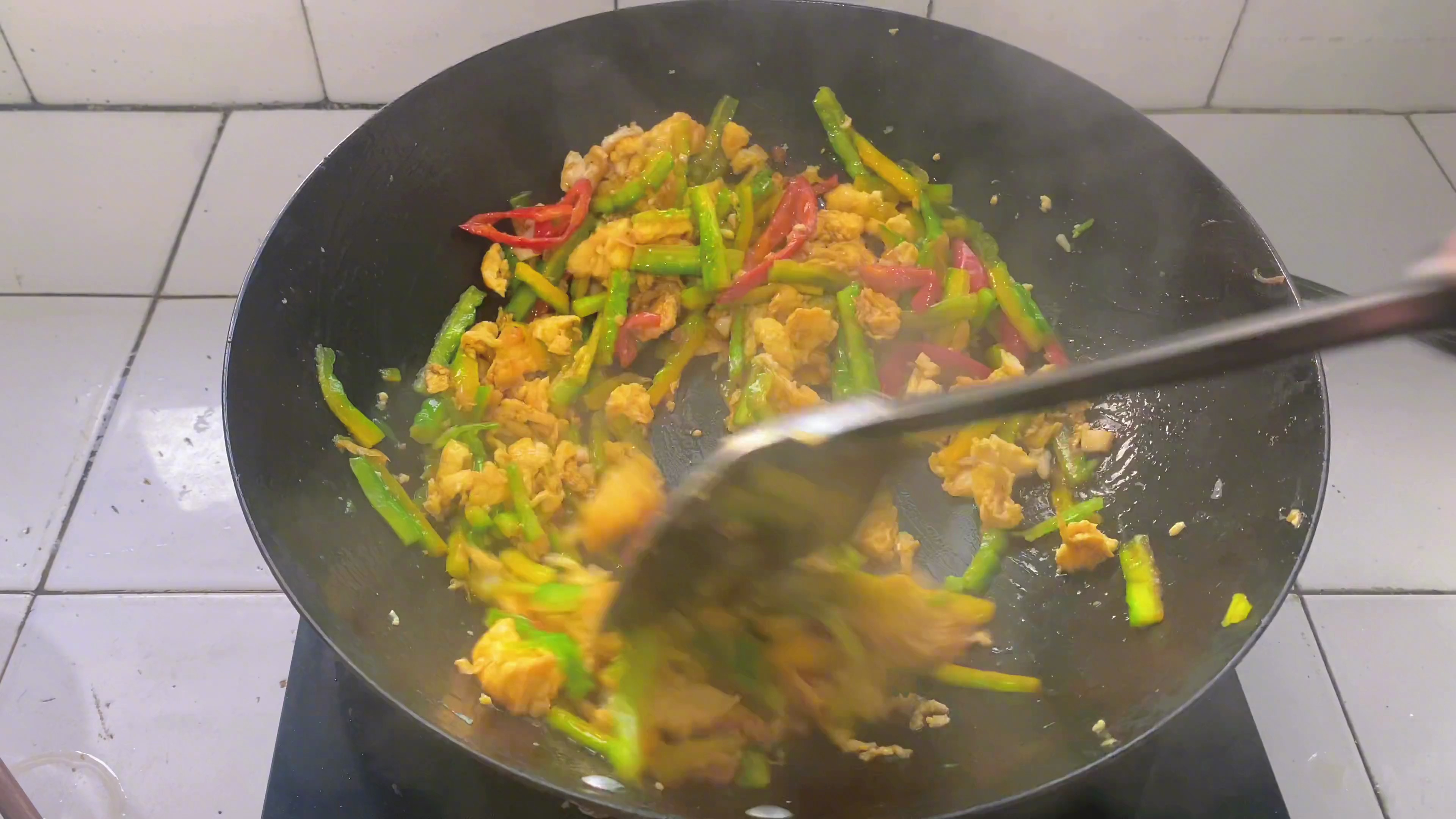 今天吃苦瓜炒蛋,南瓜炒辣椒,丝瓜豆腐汤还有清蒸秋葵