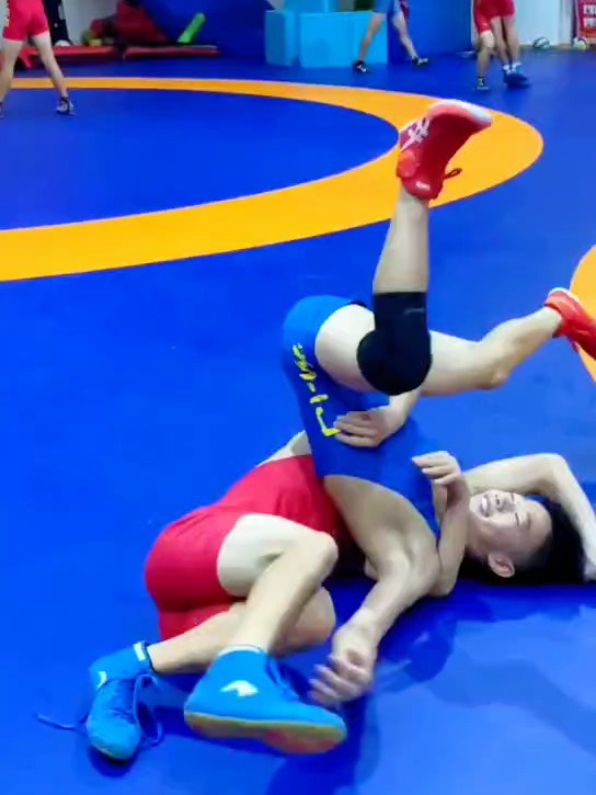 这两个小帅哥摔跤比赛你觉得谁会赢打在评论区