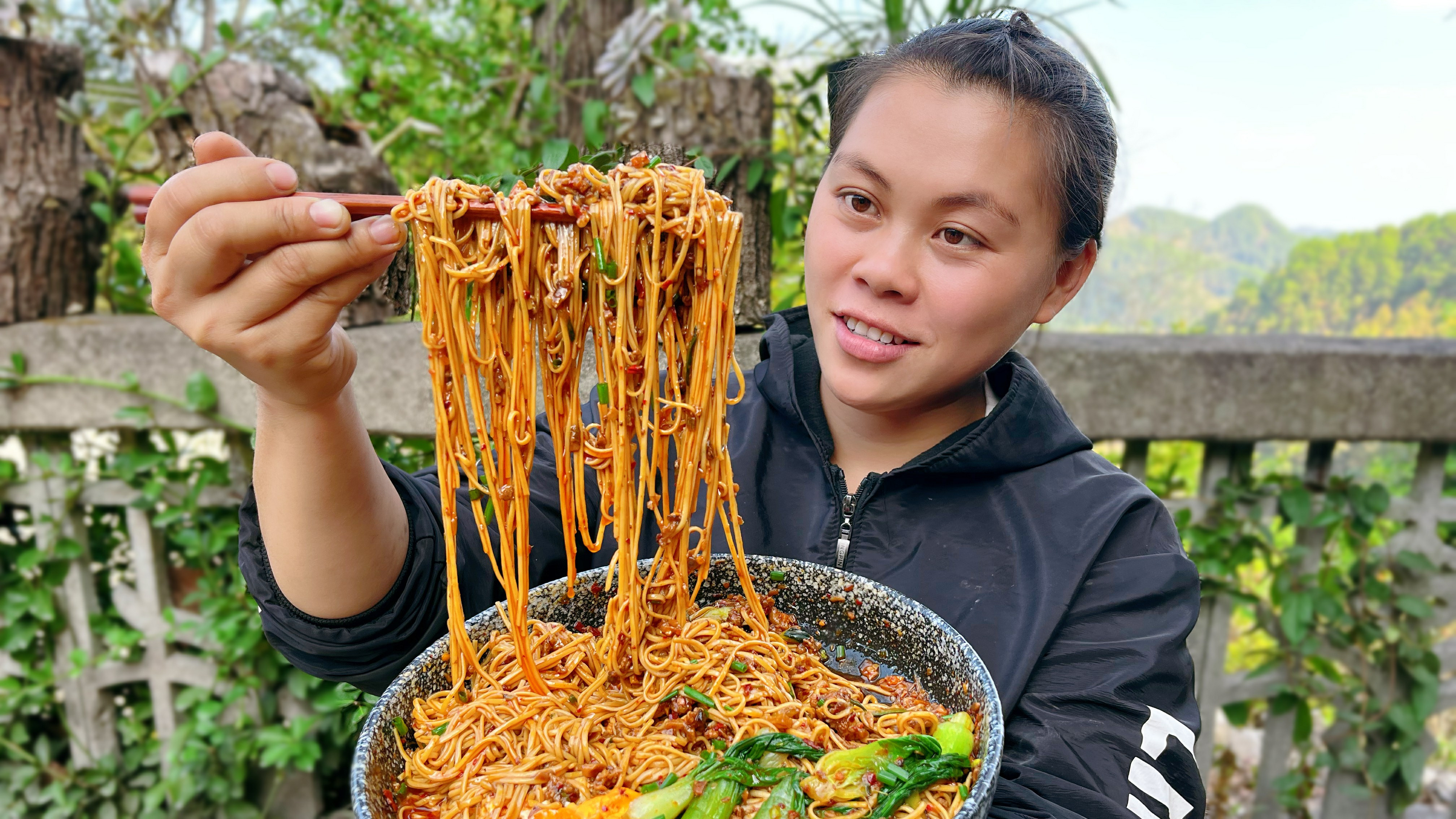 一把面条一堆菜，今天做个炸酱面，加上辣椒和鸡蛋欧妹吃了一大碗