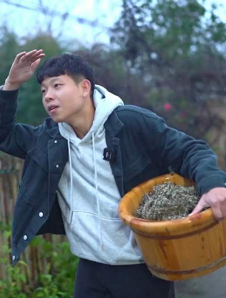 2023-02-231阿俊总闲不住356粉丝  关注小伙霸王硬上弓,吓得美女花容