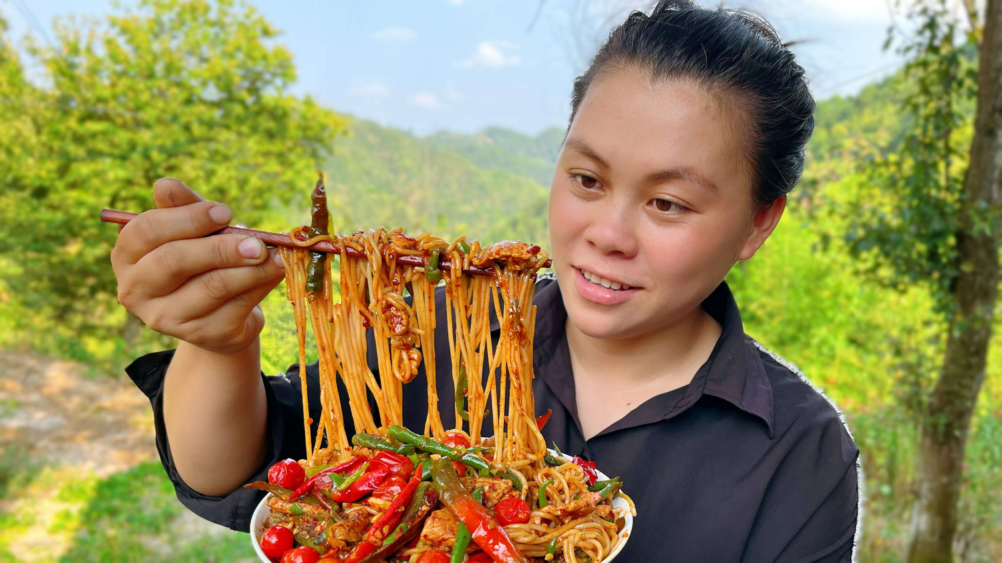 农村生活与世无争,欧妹摘堆辣椒炒米粉,一人吃一碗辣得满头汗