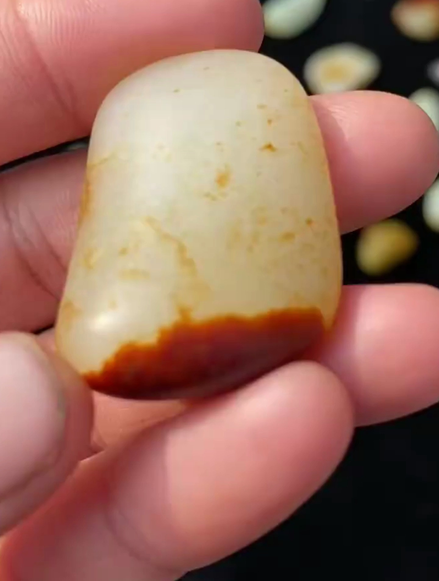 和田玉聚红皮白肉籽料原石,原皮原籽,自然光拍!-度小视