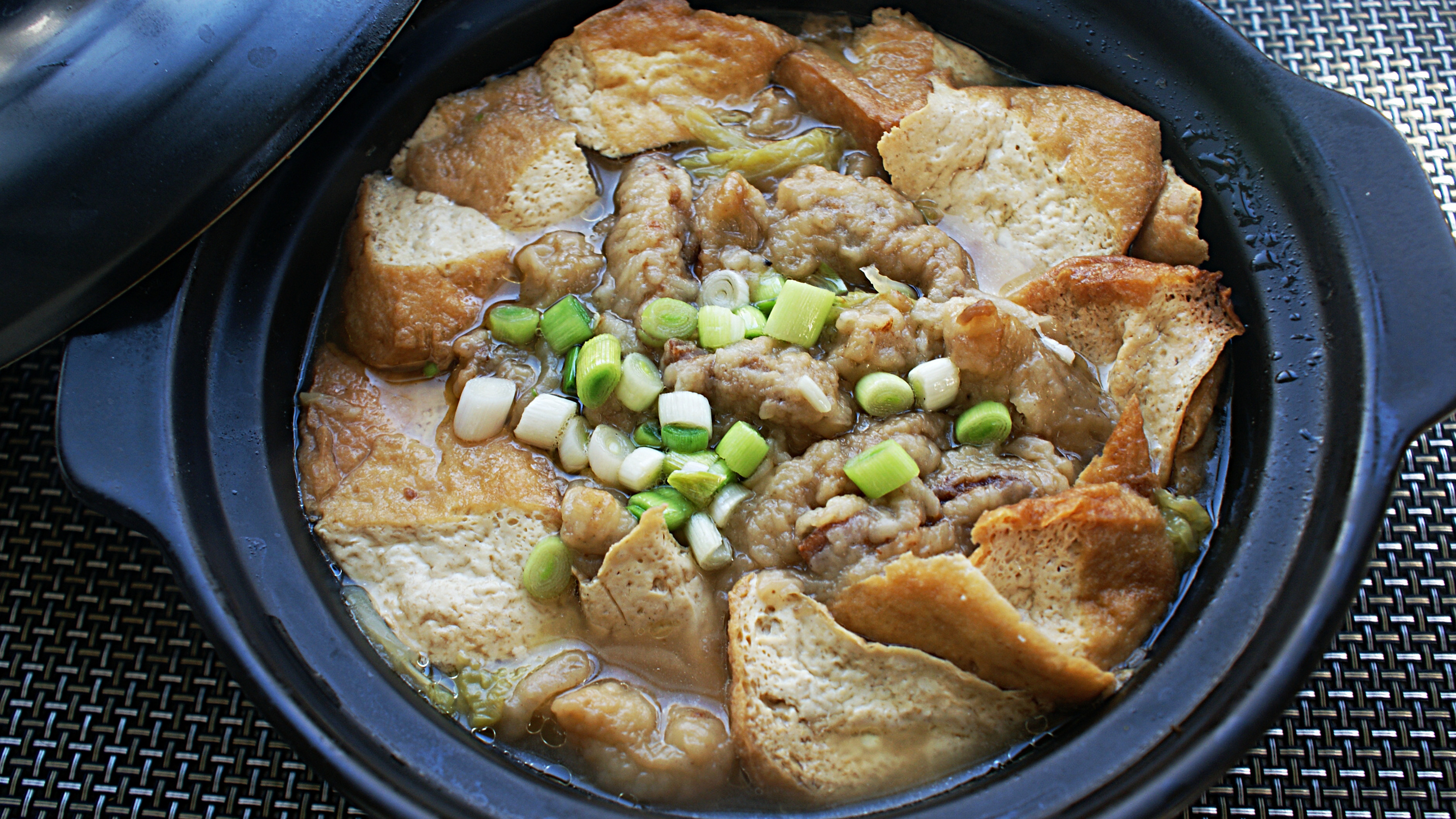 白菜烩松肉春节的一道传统菜肴,简简单单又一餐,关键味道还不错