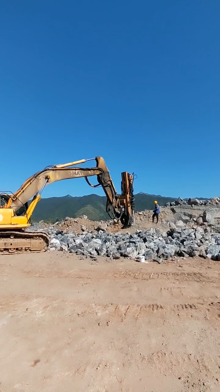 蓝天白云-玄武岩静态爆破开采-岩石钻孔劈裂一体机派上大用场