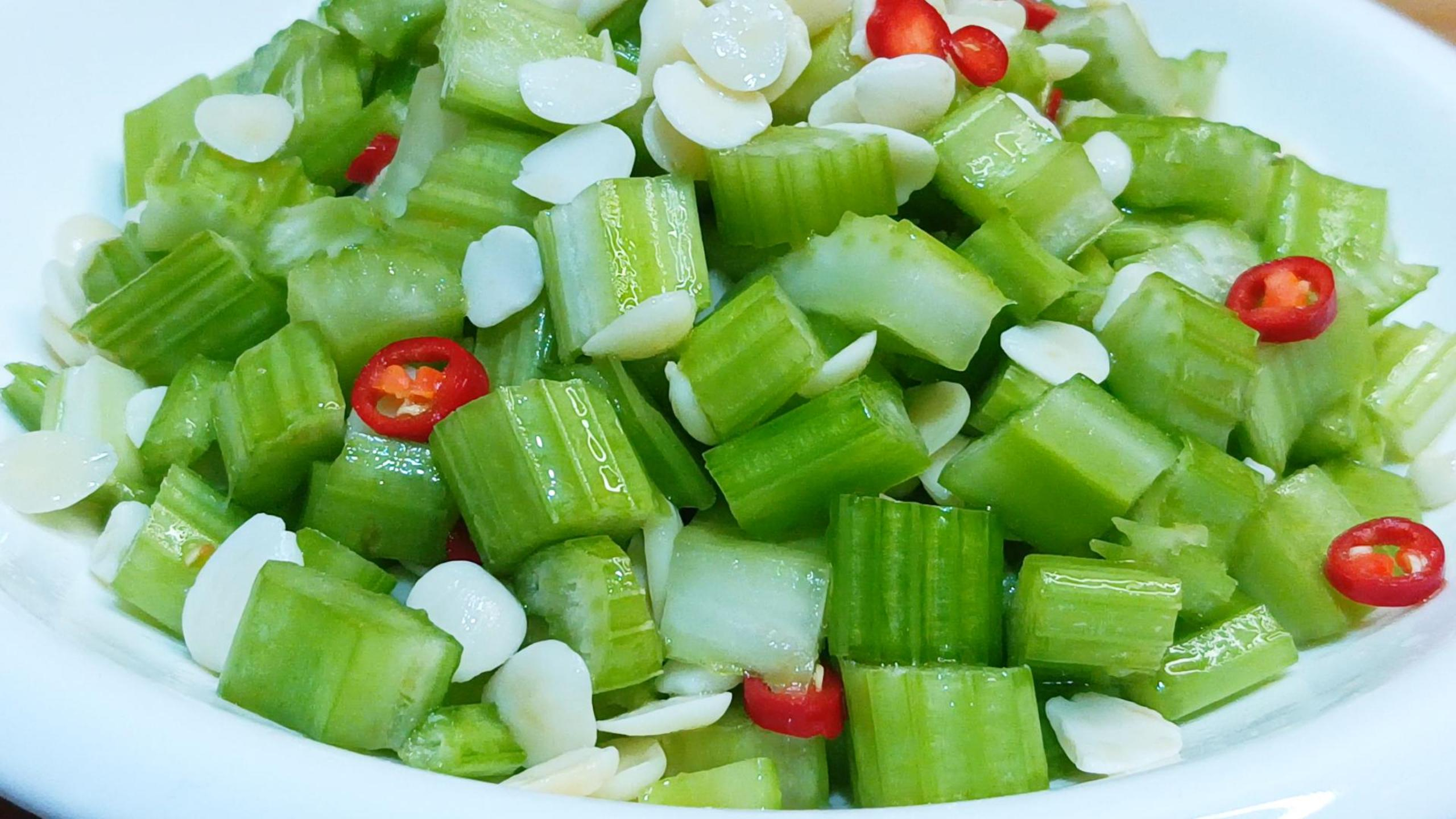 低脂低卡清脆爽口小凉菜,芹菜拌杏仁清淡解腻,简单易做