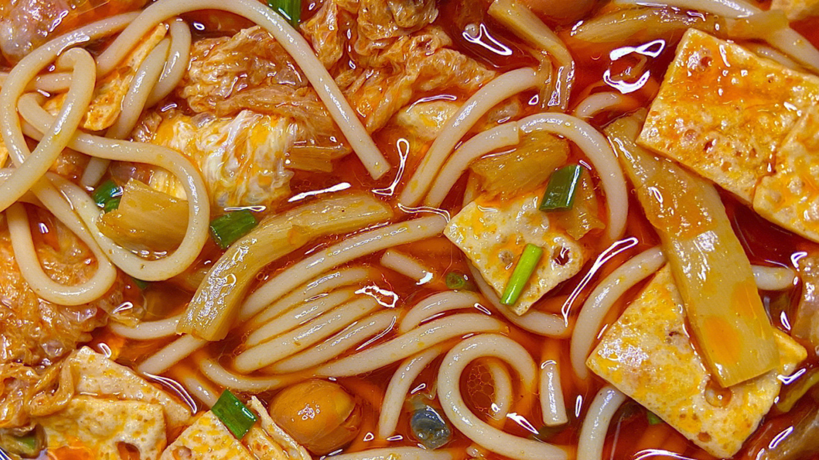 新到一包螺蛳粉,在家换了个方法煮,直接嗦粉到汤都不剩