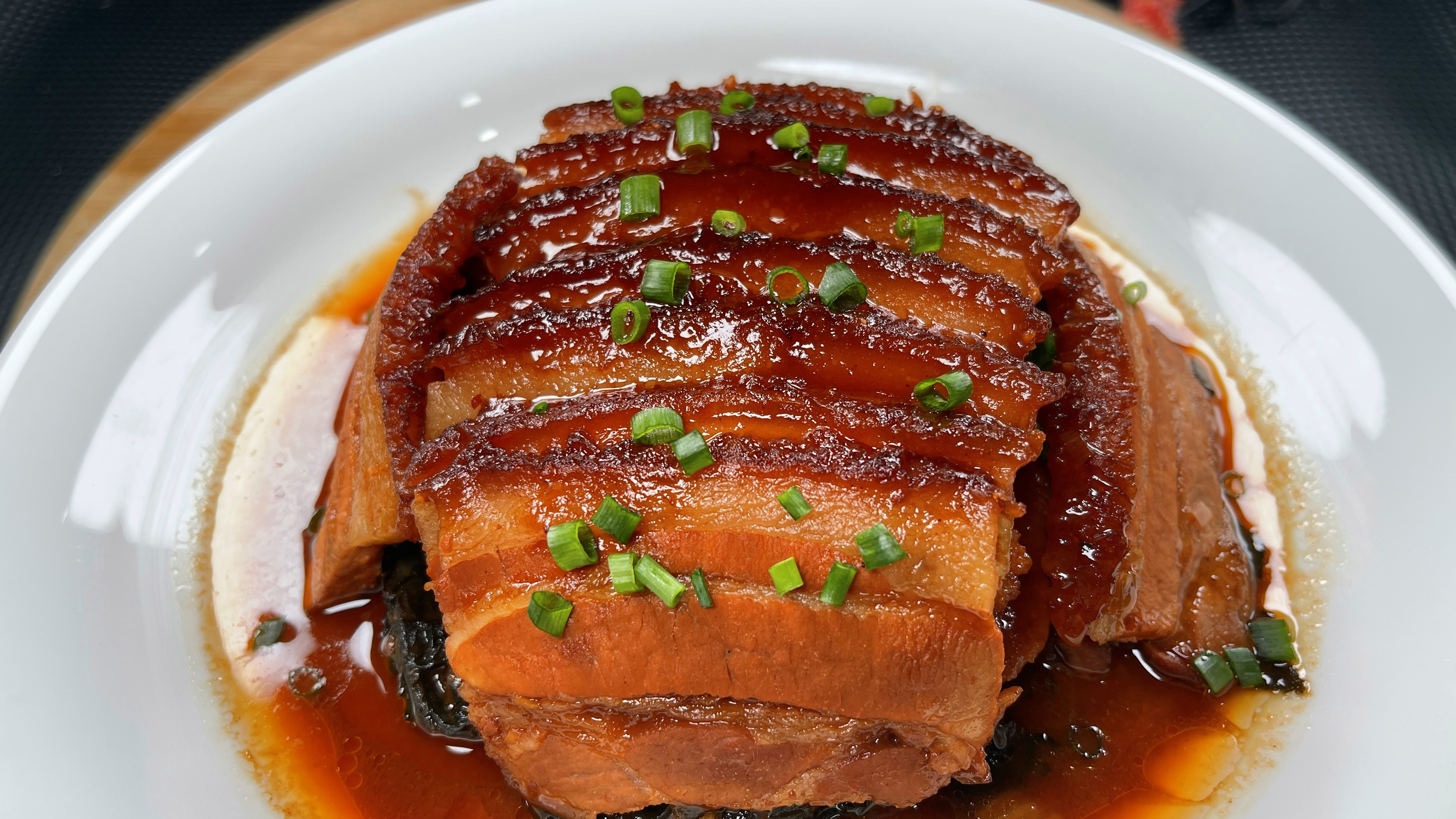 大厨教你年夜饭梅菜扣肉正确做法,多加2步,软烂入味,太好吃了