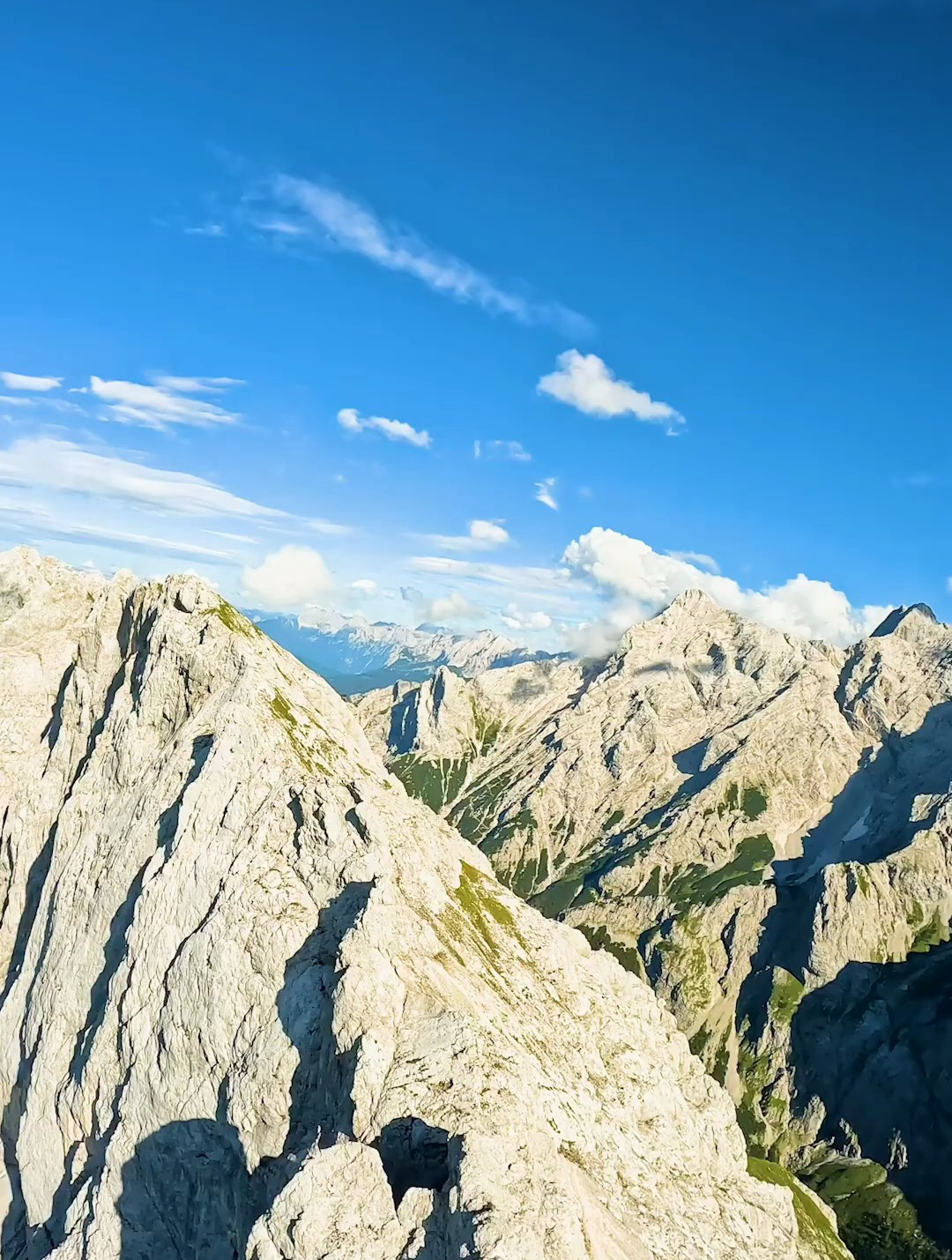 攀千仞削壁,临万丈深渊