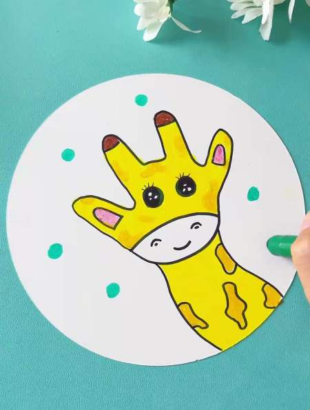 怎么画好简笔画,可以借助小朋友的小手,我们一起来画可爱长颈鹿-度小