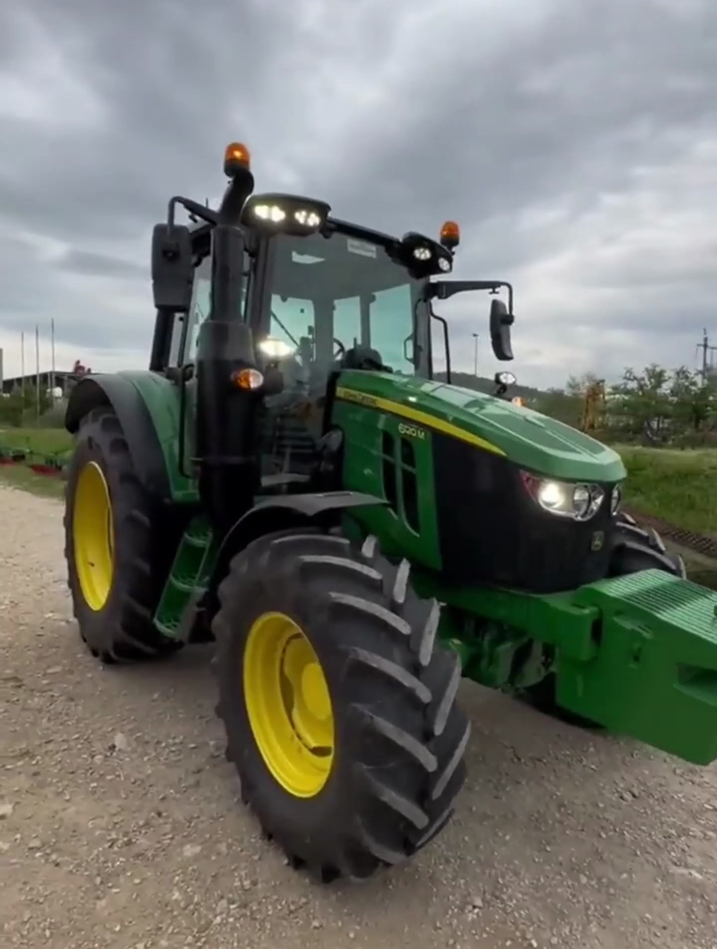 约翰迪尔6120m拖拉机