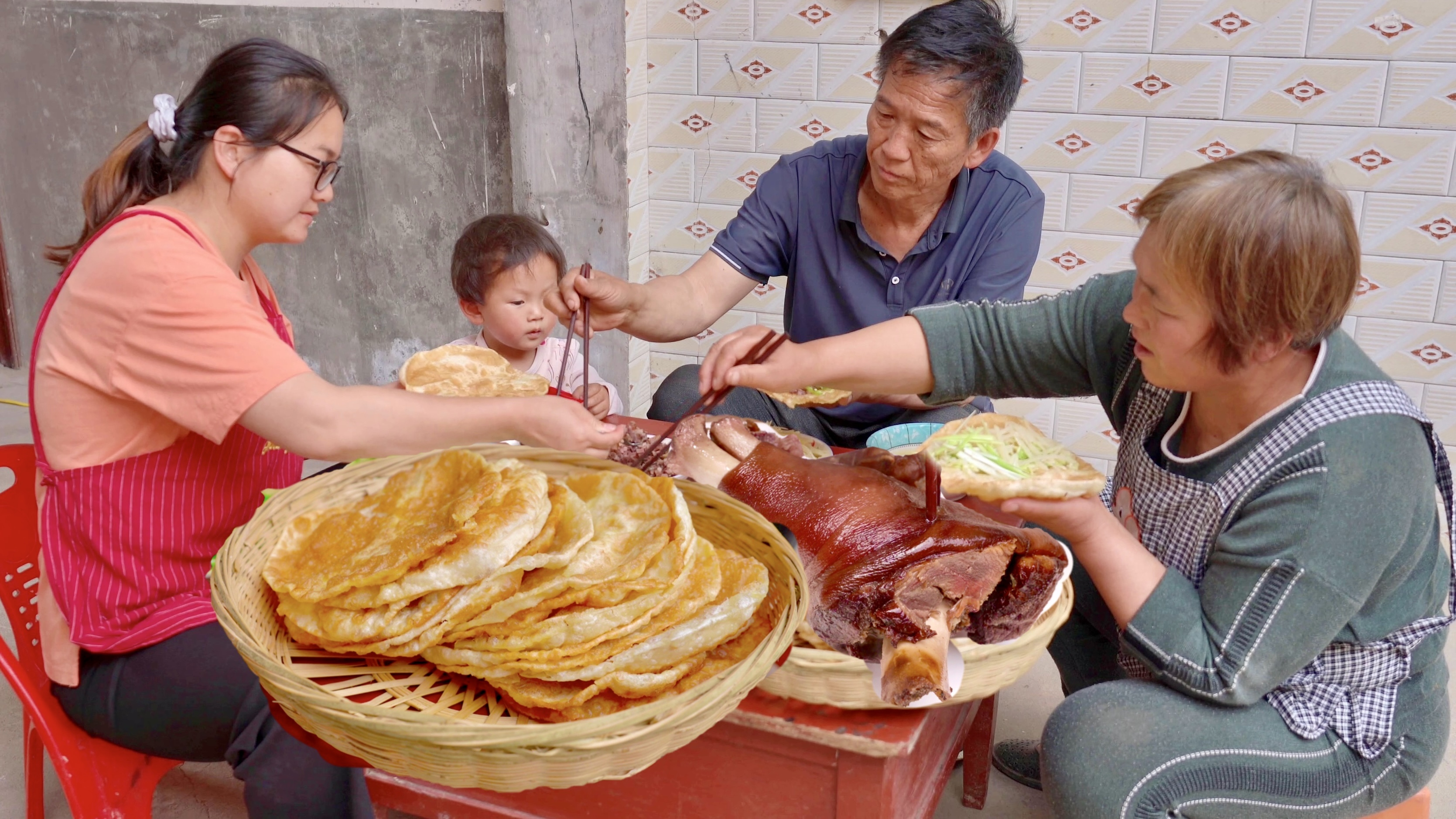 炸一些大饼,煮一个腊猪腿,腊肉卷饼真好吃!