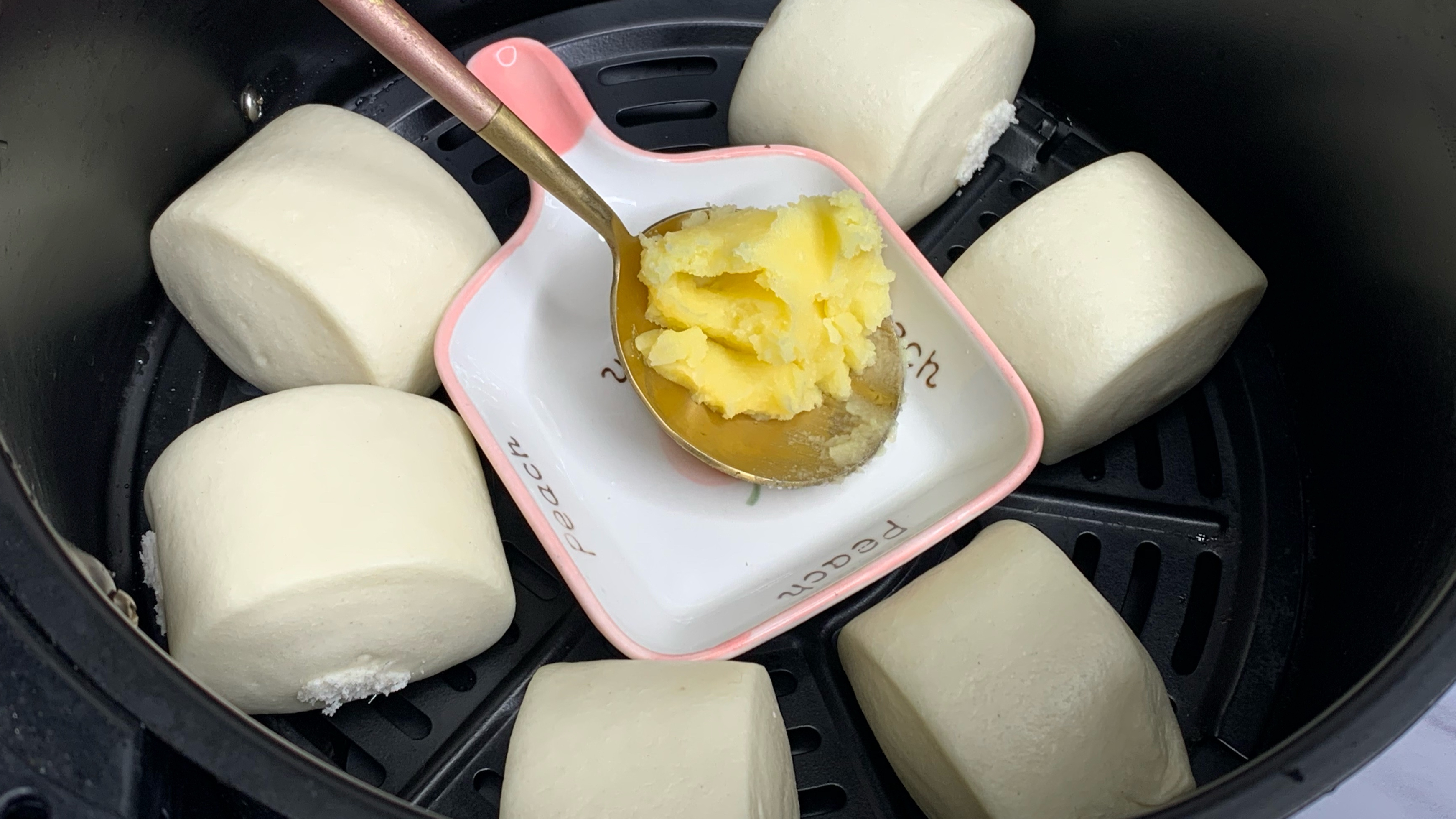 空气炸锅炸奶香馒头,放进去6分钟就成功,又脆又香,奶香味十足