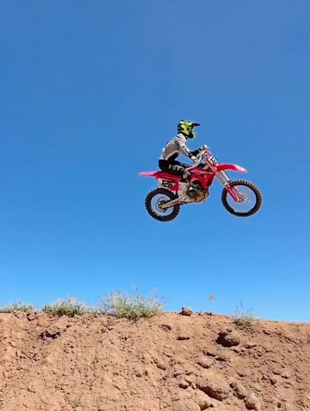 35米飞跃:越野摩托的"空中芭蕾"