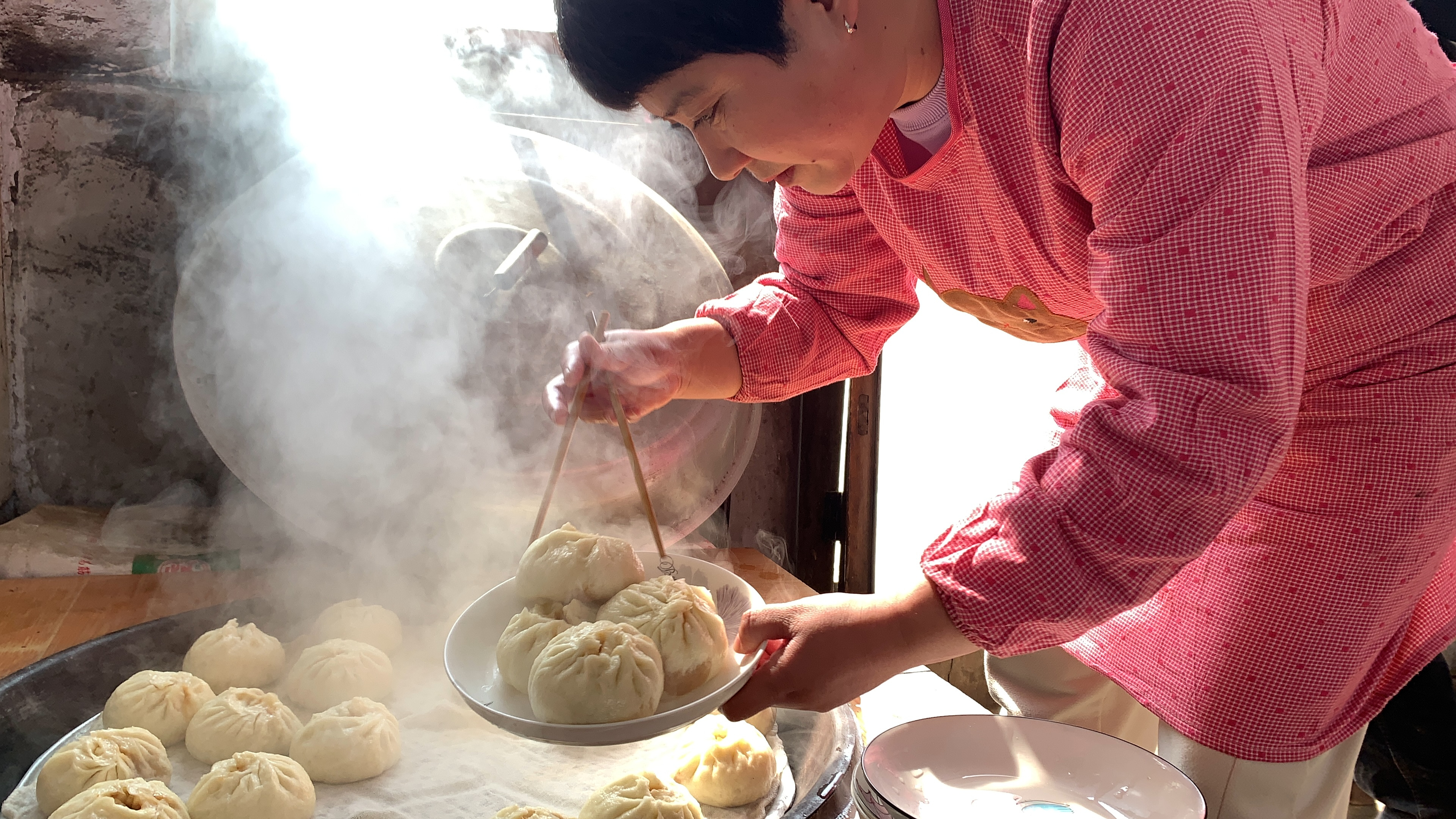 做个猪肉白菜大包子,外皮松软,馅料鲜香,一揭锅看馋了
