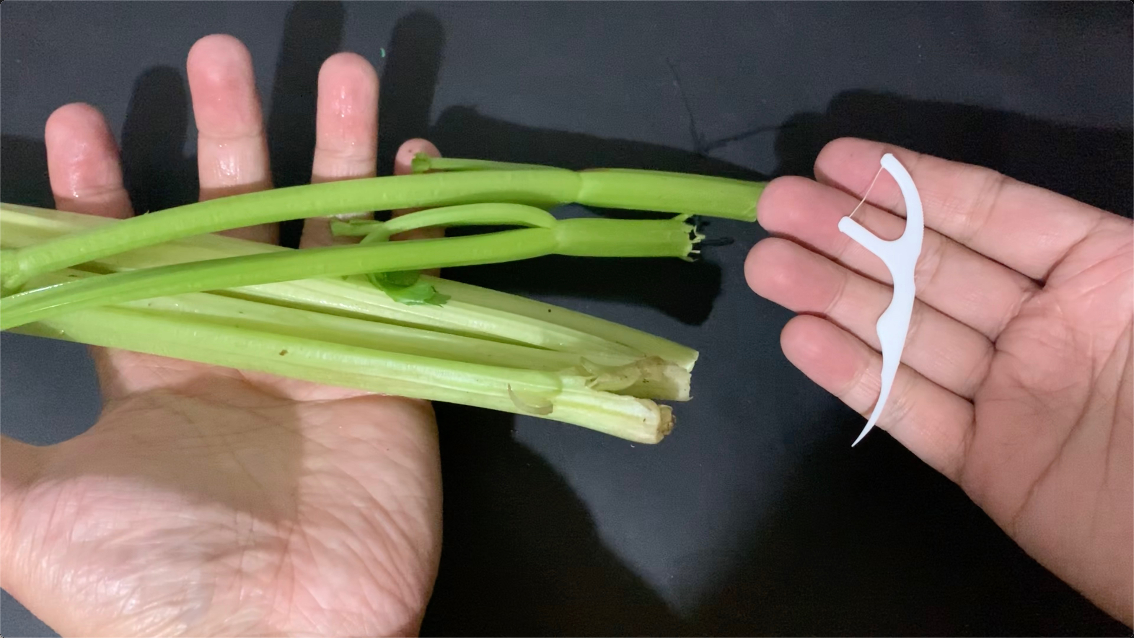 才知道,原来芹菜变细这么简单,用一个牙线,简单快速不需要刀工